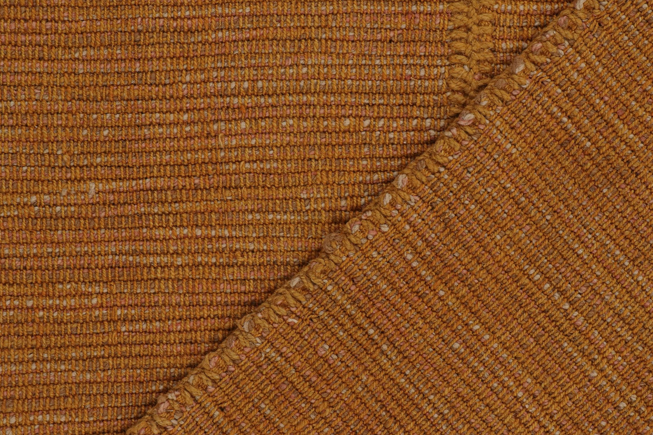 XXIe siècle et contemporain Rug & Kilim’s Contemporary Kilim Rug in Ochre with Beige and Pink Accents en vente