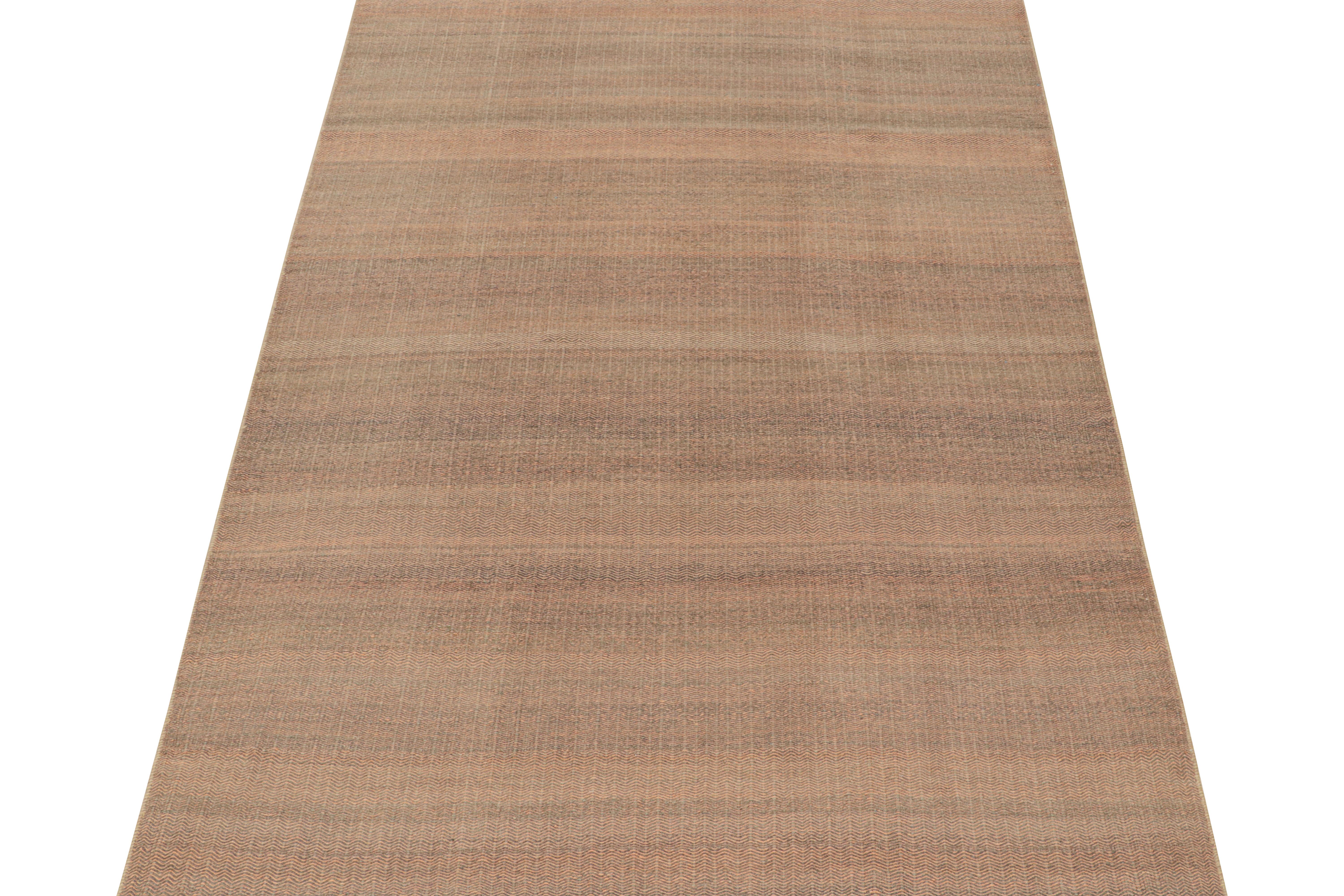 Tissé à la main en laine, ce kilim 7x10 est issu d'une nouvelle ligne de tissages plats contemporains de Rug & Kilim.

Sa construction utilise une technique de tissage à la palette qui fait jouer les couleurs complémentaires ensemble dans une fine