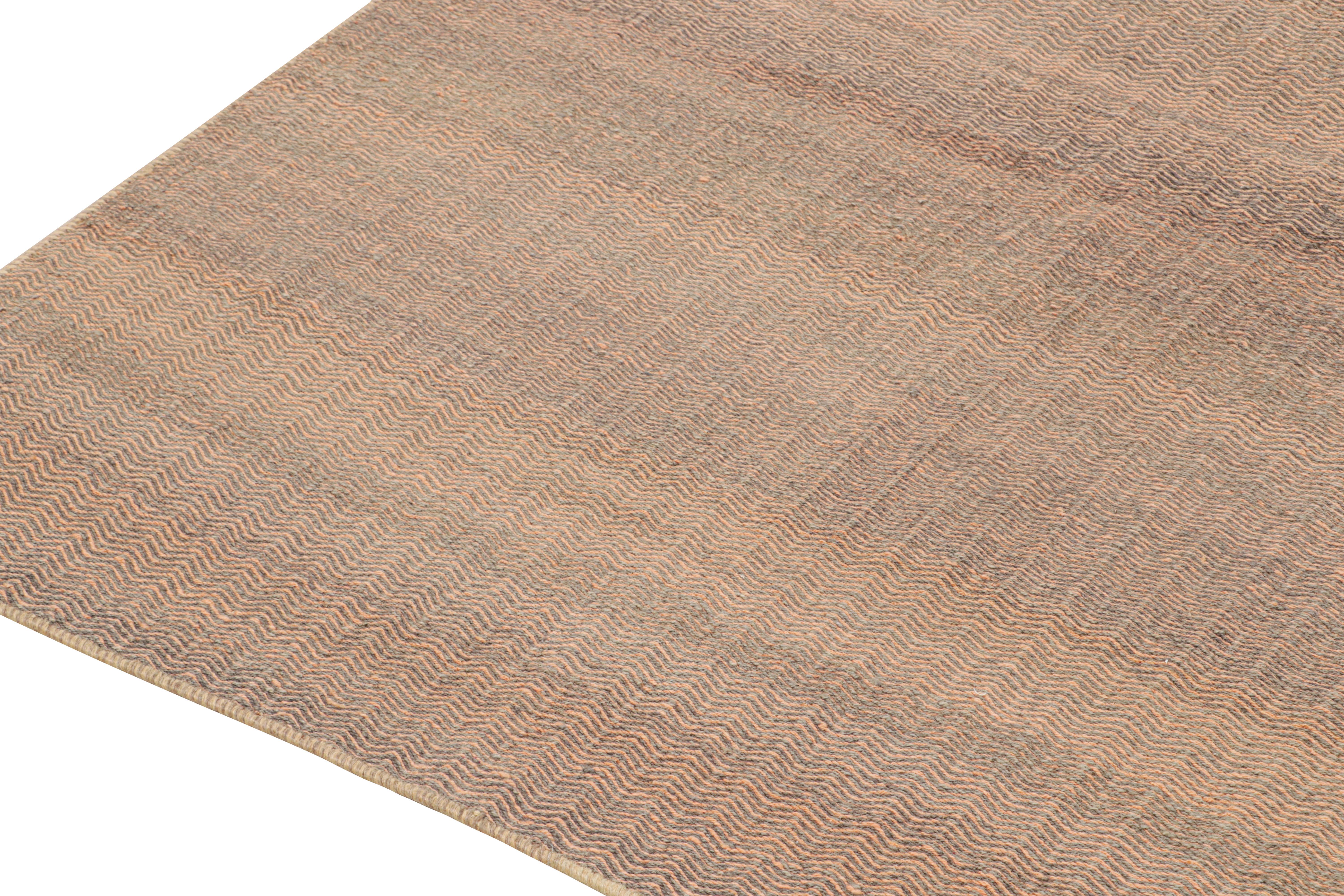 Noué à la main Rug & Kilim’s Contemporary Kilim Rug in Peach and Greige Chevrons en vente