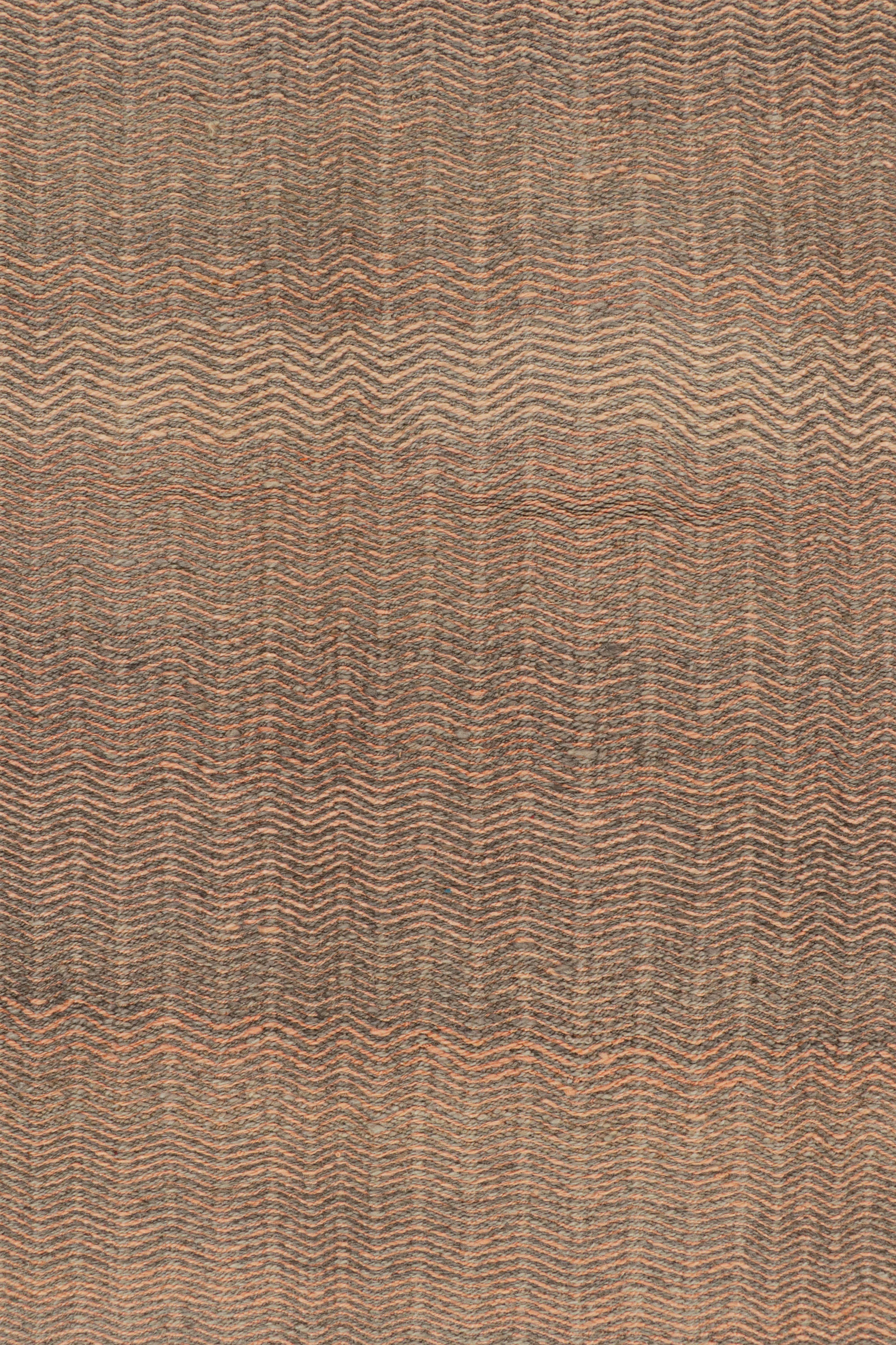 Rug & Kilim’s Contemporary Kilim Rug in Peach and Greige Chevrons Neuf - En vente à Long Island City, NY