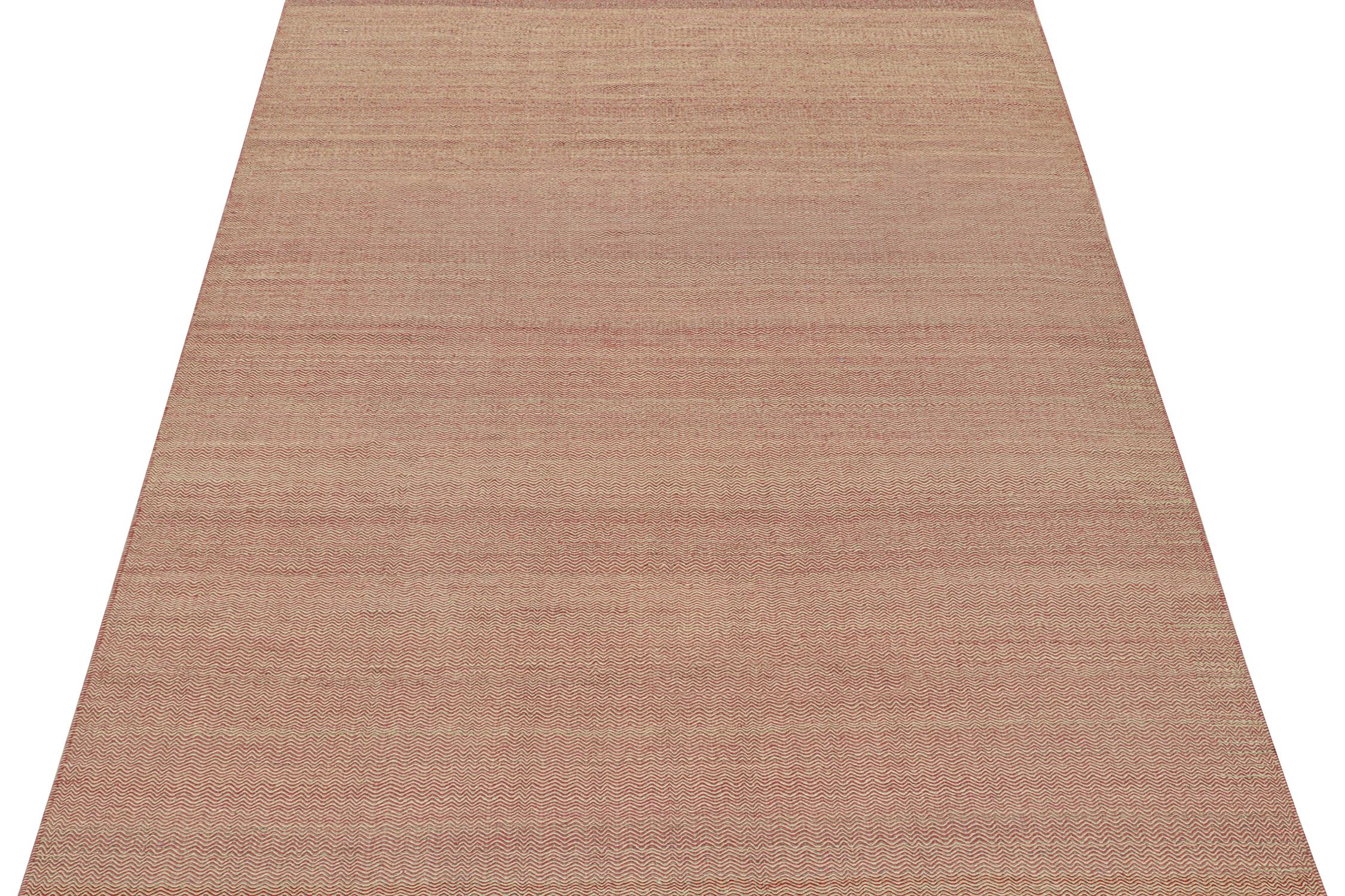 Tissé à la main en laine, ce kilim 8x11 est issu d'une nouvelle ligne de tissages plats contemporains de Rug & Kilim.

Sa construction fait appel à une technique de tissage à la main qui associe des couleurs complémentaires dans une fine série de
