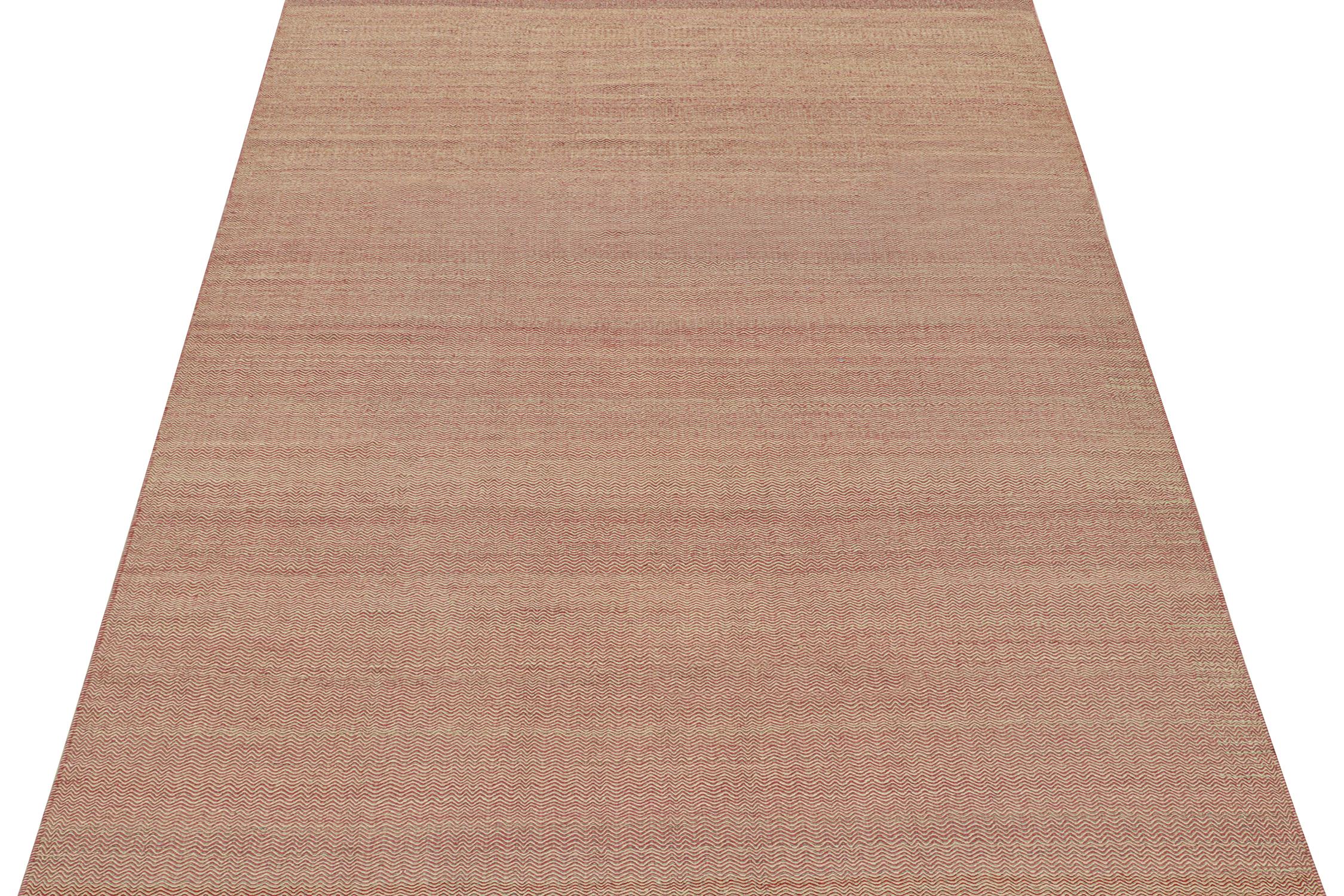 Moderno Rug & Kilim - Tappeto Kilim contemporaneo con motivi a scacchiera rosa e beige in vendita