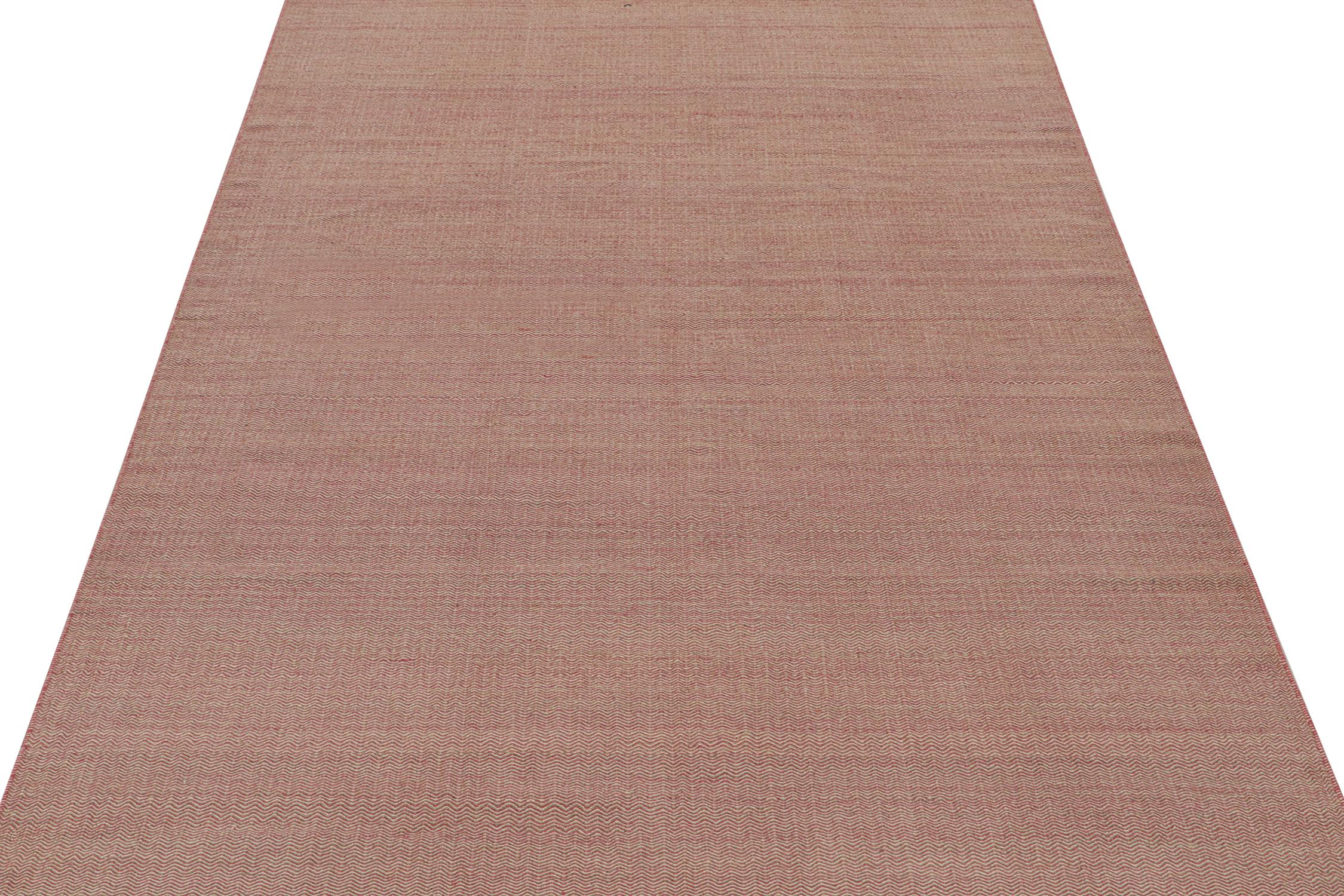 Moderne Rug & Kilim’s Contemporary Kilim Rug in Pink and Beige Chevrons en vente