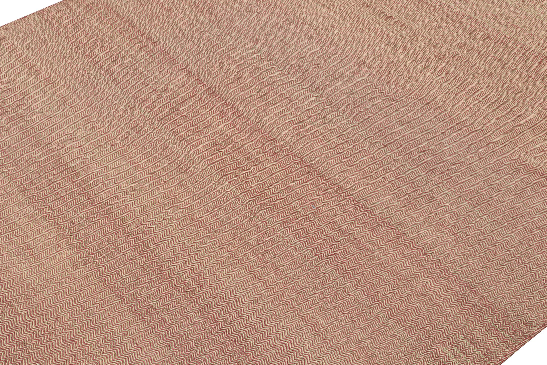 Noué à la main Rug & Kilim’s Contemporary Kilim Rug in Pink and Beige Chevrons en vente