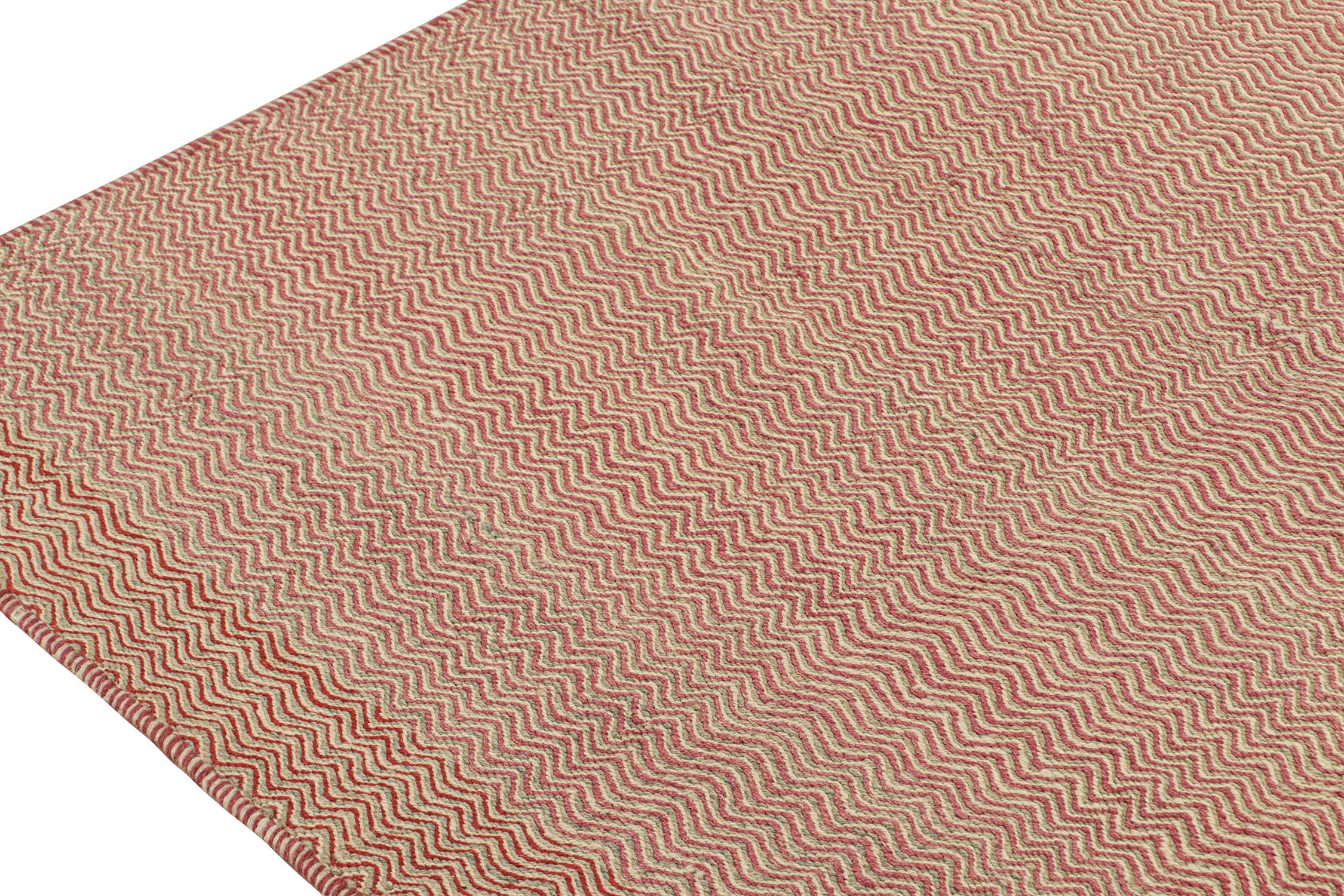 Rug & Kilim’s Contemporary Kilim Rug in Pink and Beige Chevrons Neuf - En vente à Long Island City, NY