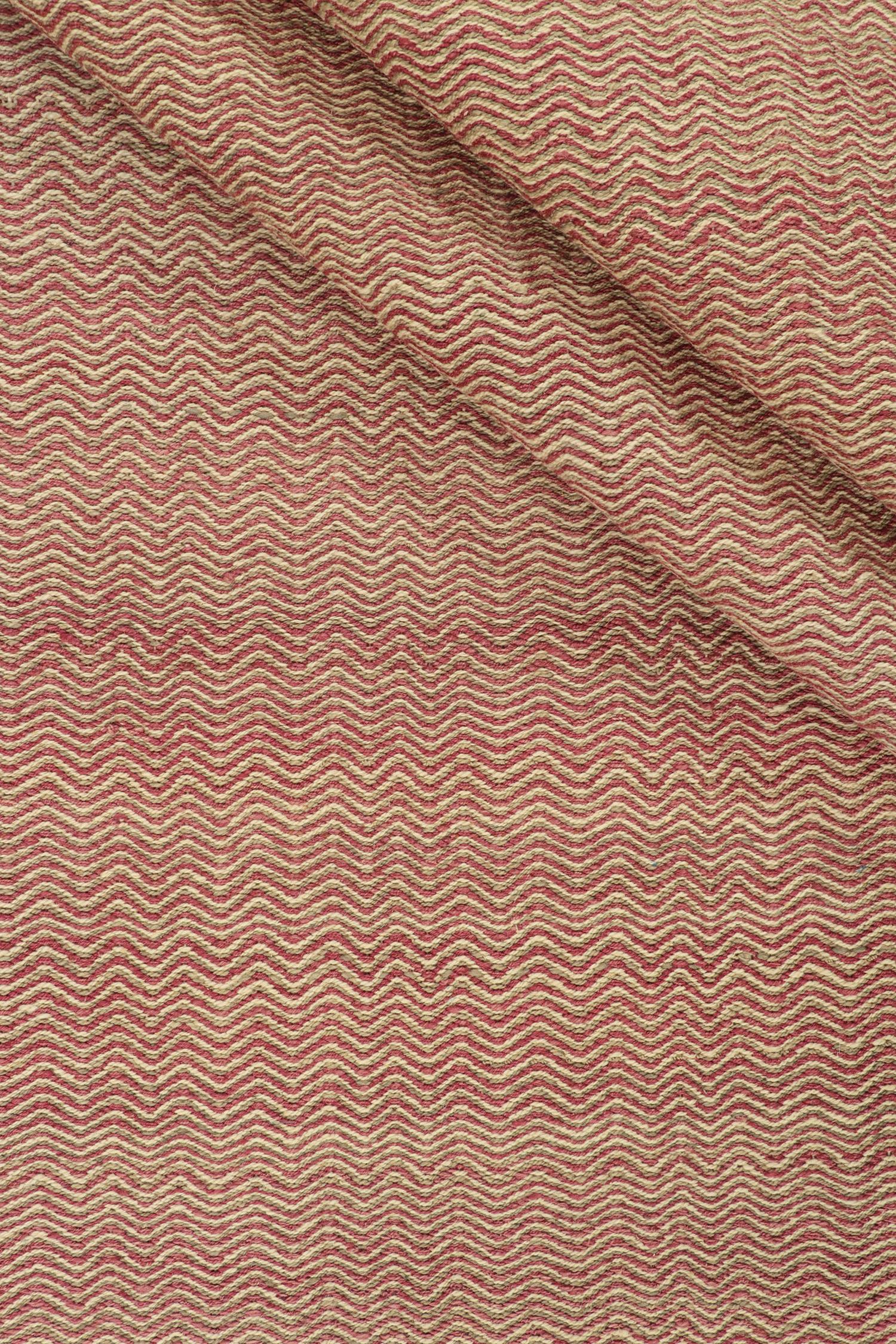 XXIe siècle et contemporain Tapis Kilim contemporain de Rug & Kilim en chevrons roses et beiges en vente