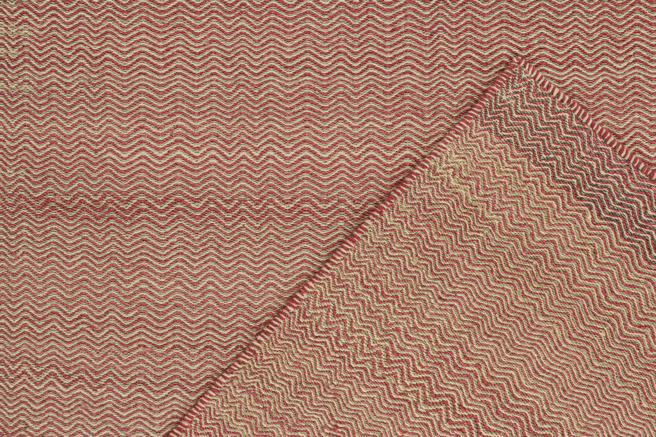 XXIe siècle et contemporain Rug & Kilim’s Contemporary Kilim Rug in Pink and Beige Chevrons en vente
