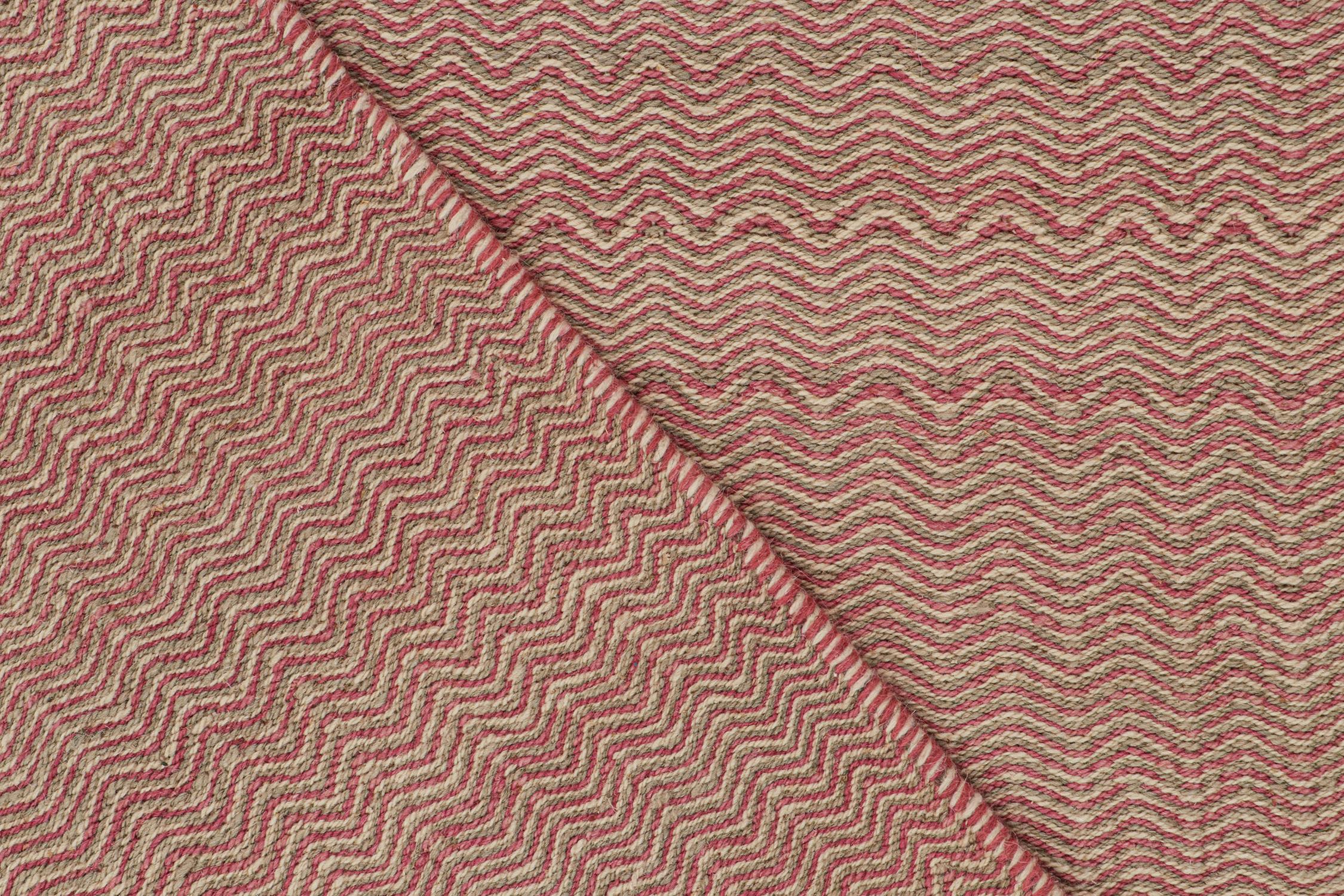 XXIe siècle et contemporain Rug & Kilim’s Contemporary Kilim Rug in Pink and Beige Chevrons en vente
