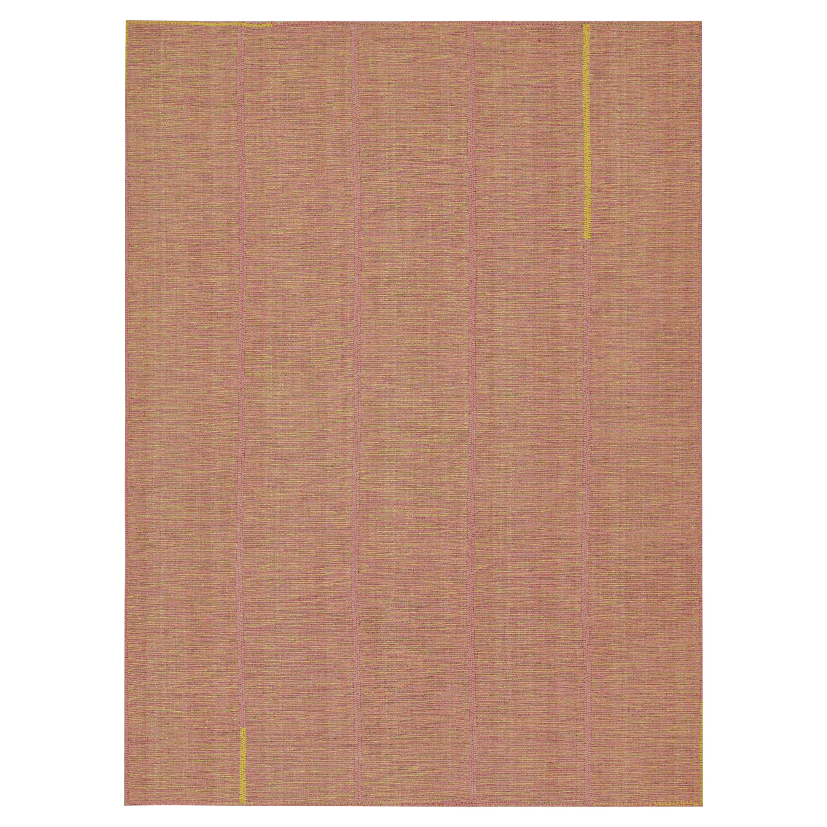 Zeitgenössischer Kelim-Teppich von Rug & Kilim in Rosa mit Gold- und Chartreuse-Akzenten