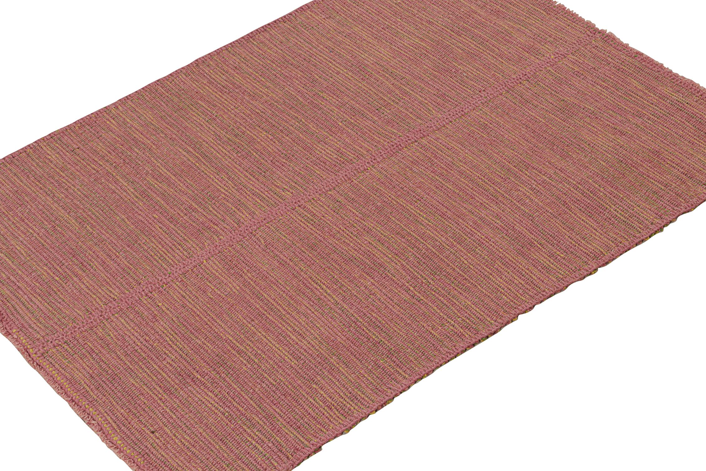 Rug & Kilim's Contemporary Kilim Teppich in Rosa mit gelben und grünen Akzenten (Moderne) im Angebot