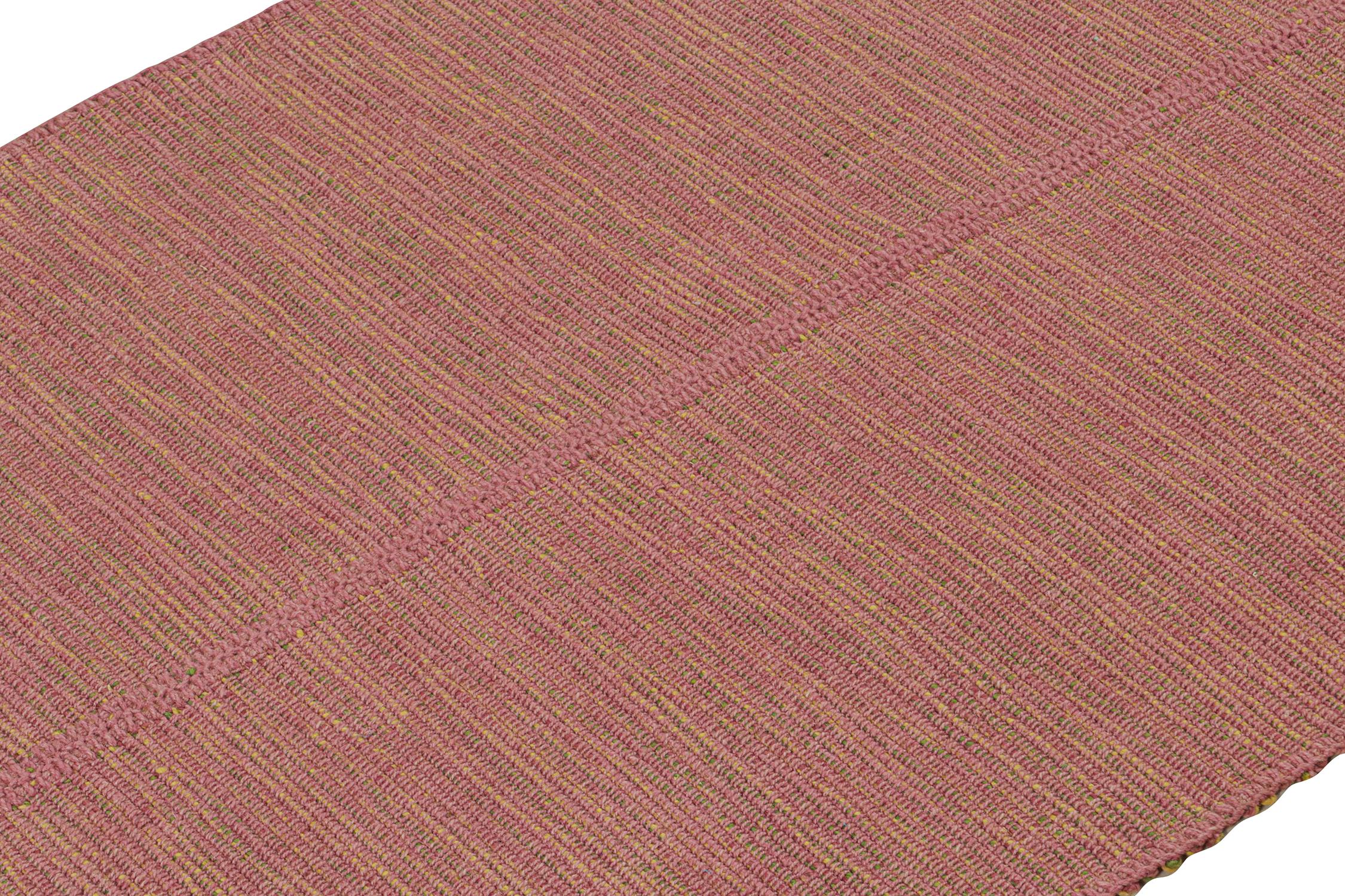 Rug & Kilim's Contemporary Kilim Teppich in Rosa mit gelben und grünen Akzenten (Persisch) im Angebot