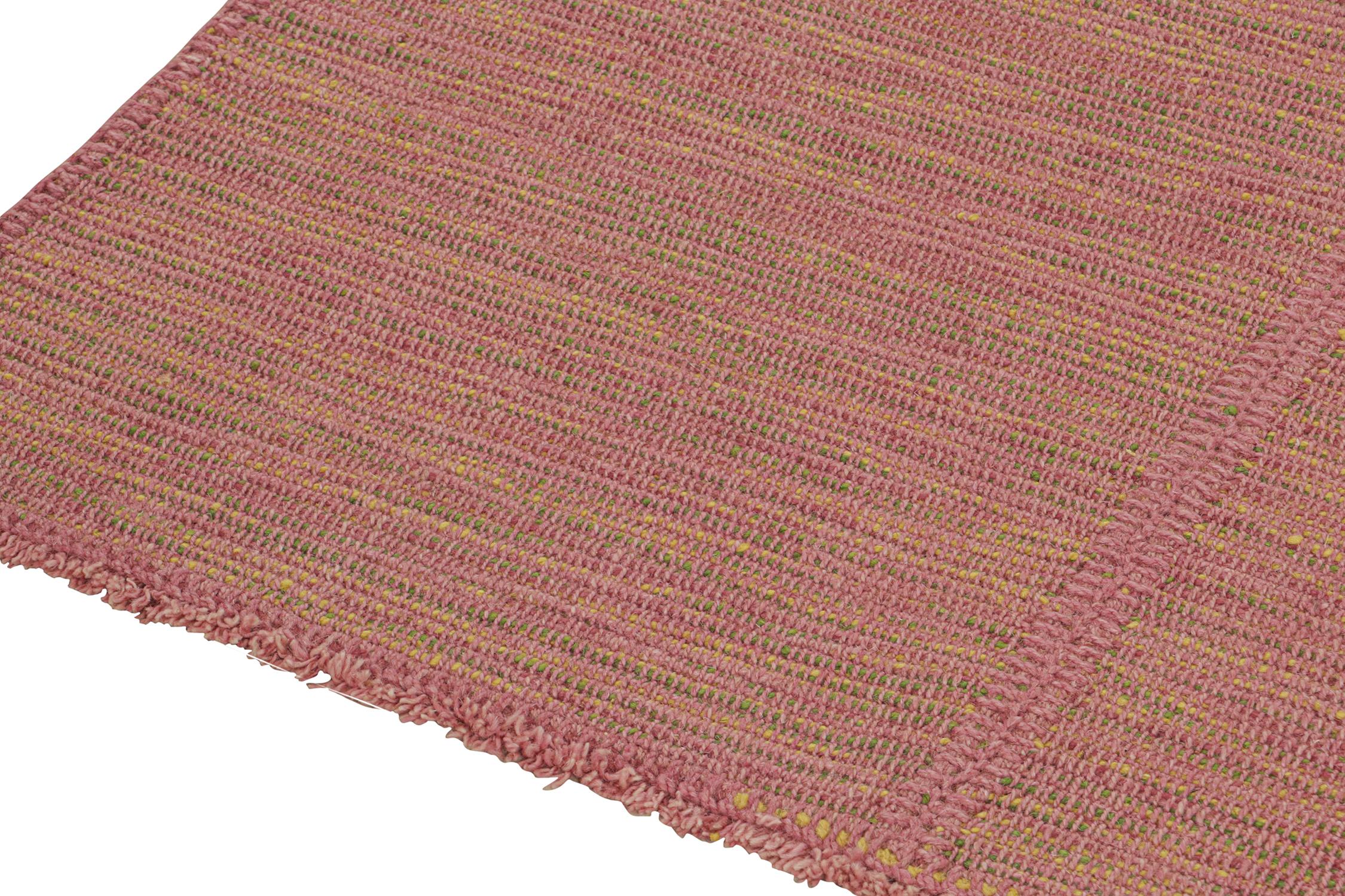 Noué à la main Rug & Kilim's Contemporary Kilim Rug in Pink with Yellow and Green Accents (tapis Kilim contemporain en rose avec des accents jaunes et verts) en vente