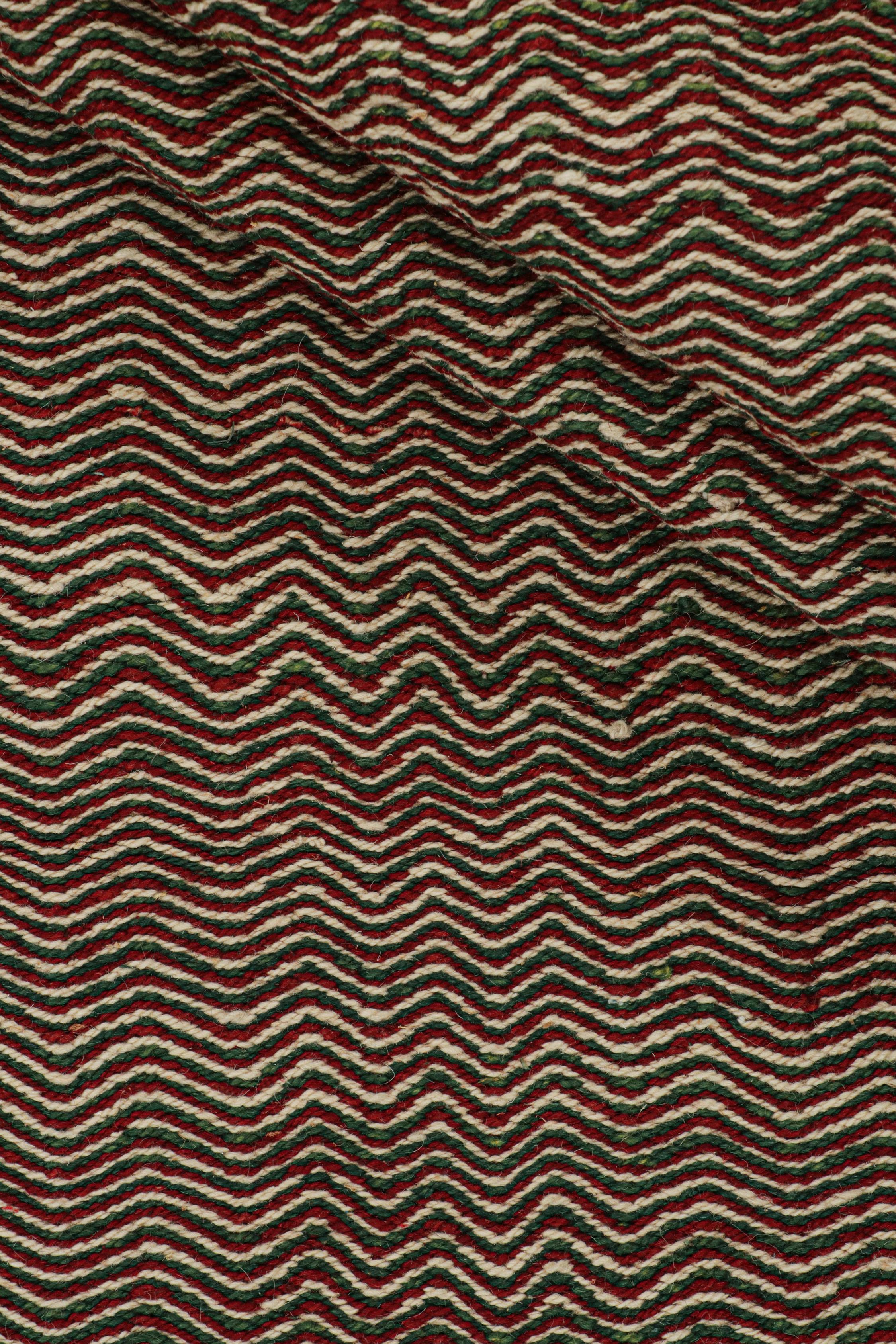 Tejido a mano en lana, este Kilim de 8x11 pertenece a una nueva línea de tejidos planos contemporáneos de Rug & Kilim.

Su construcción utiliza una técnica de tejido de paletas que reproduce colores complementarios juntos en una fina serie de