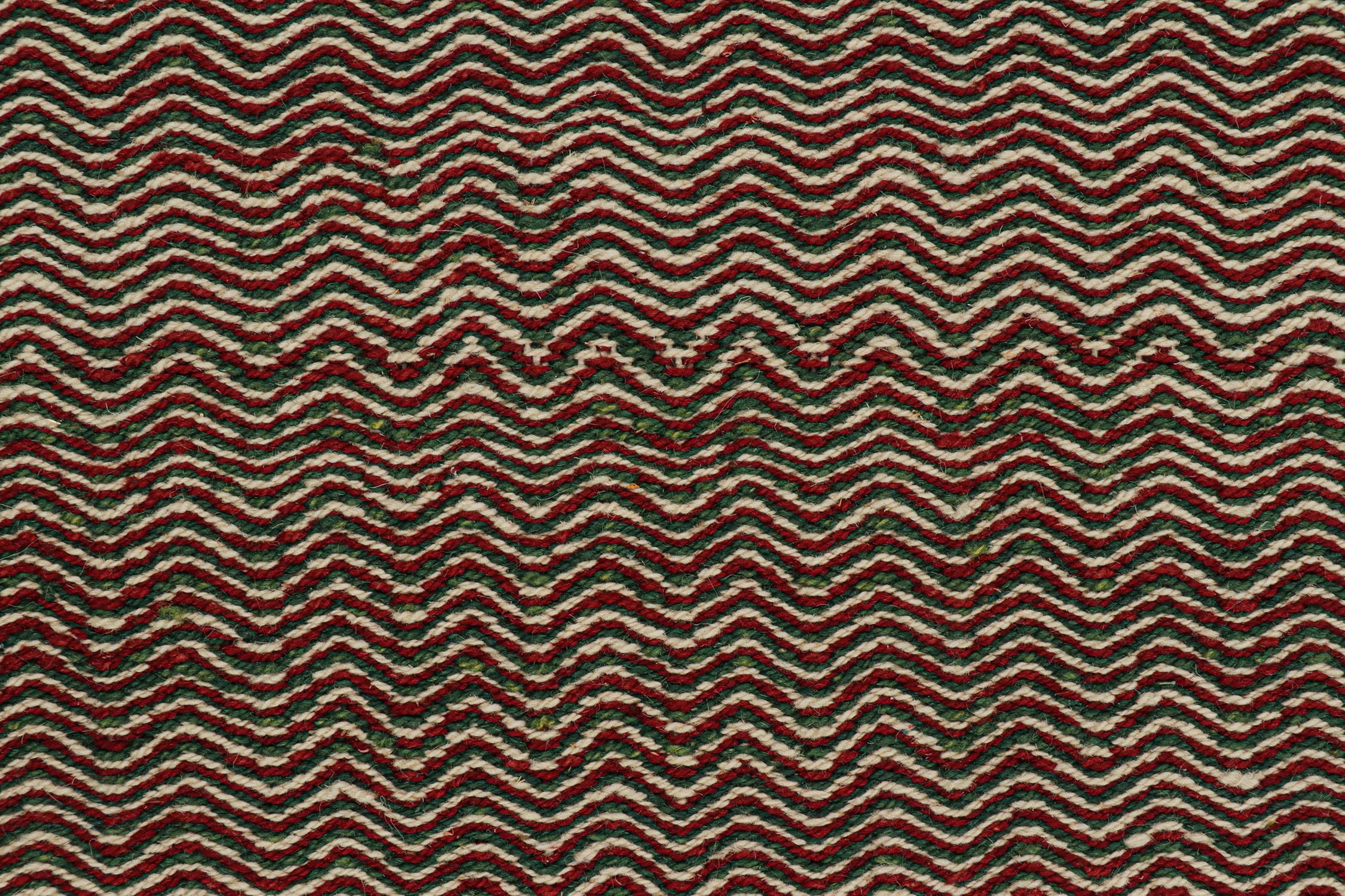 Alfombra contemporánea Rug & Kilim en chevrones rojos, verdes y blancos Siglo XXI y contemporáneo en venta