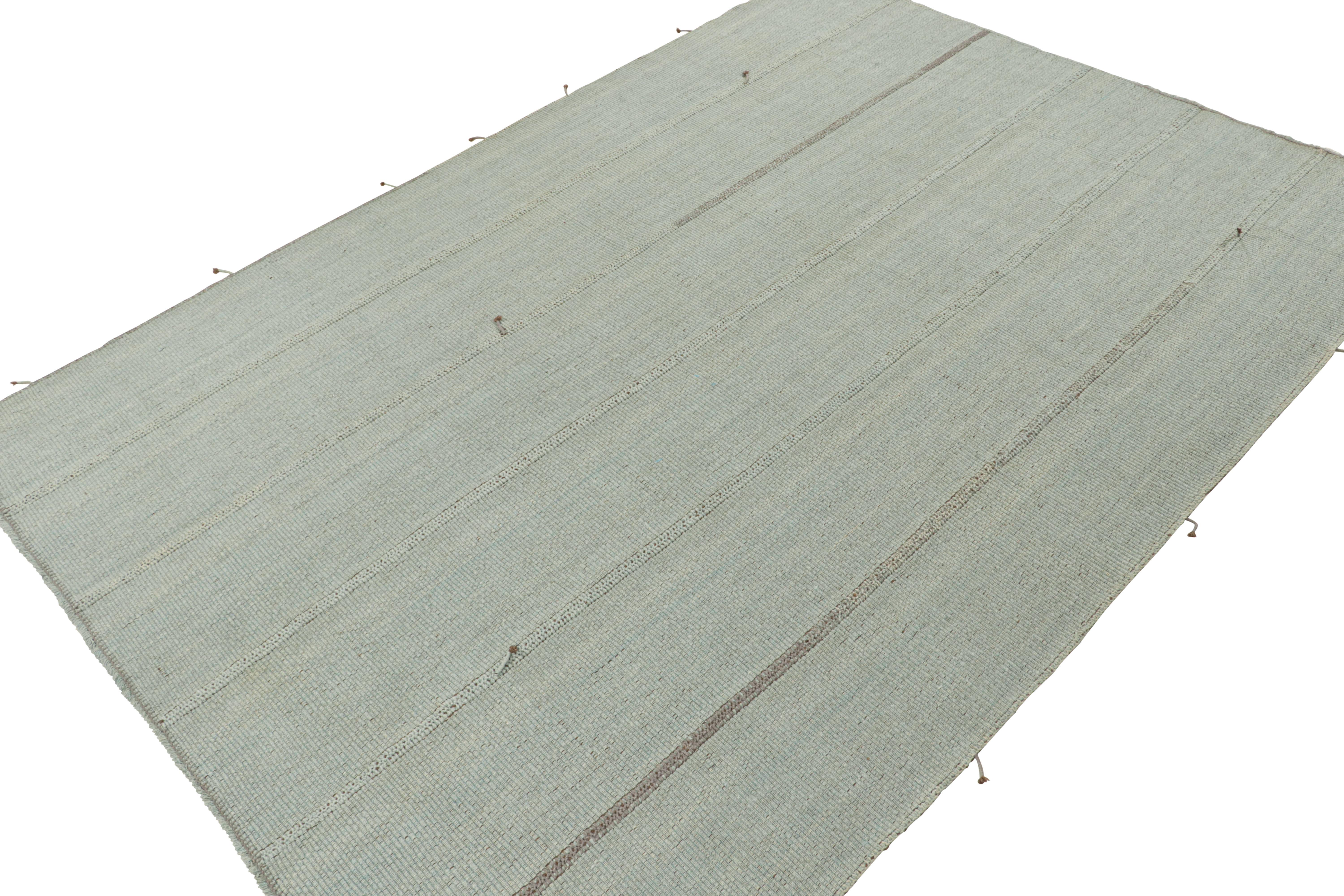 Moderne Tapis Kilim contemporain de Rug & Kilim en bleu ciel avec des accents gris et bruns en vente