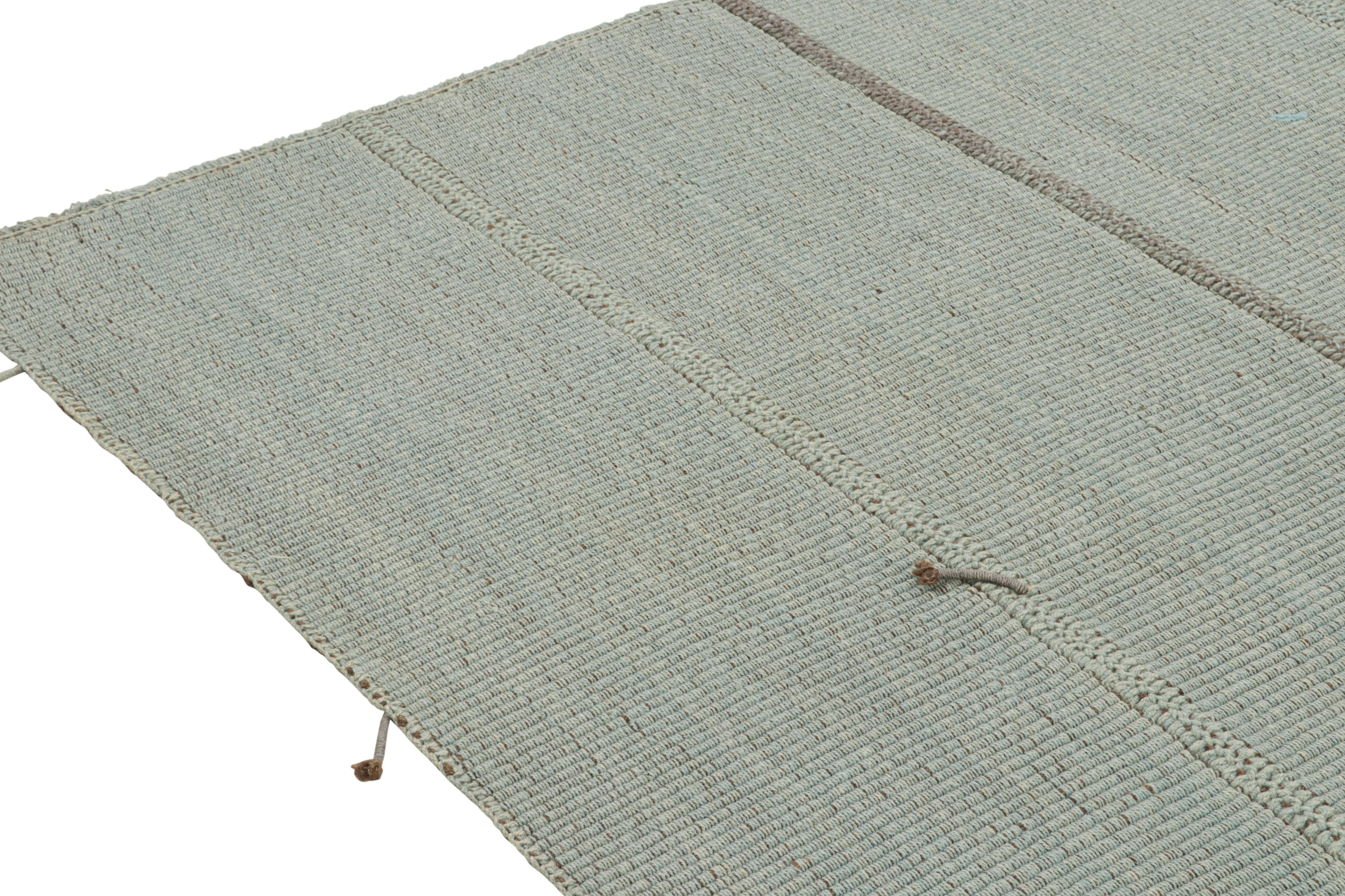 Noué à la main Tapis Kilim contemporain de Rug & Kilim en bleu ciel avec des accents gris et bruns en vente