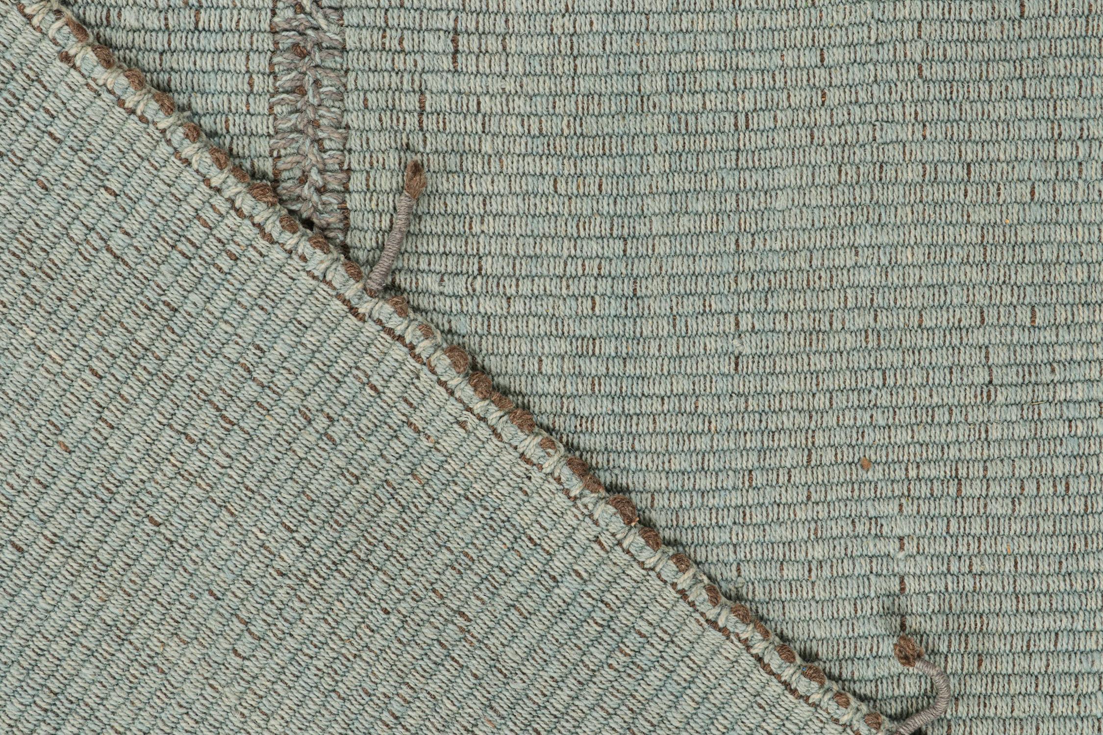 XXIe siècle et contemporain Tapis Kilim contemporain de Rug & Kilim en bleu ciel avec des accents gris et bruns en vente