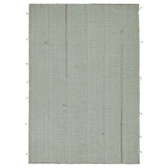 Rug & Kilim è un tappeto Kilim contemporaneo di colore blu cielo con accenti grigi e marroni.