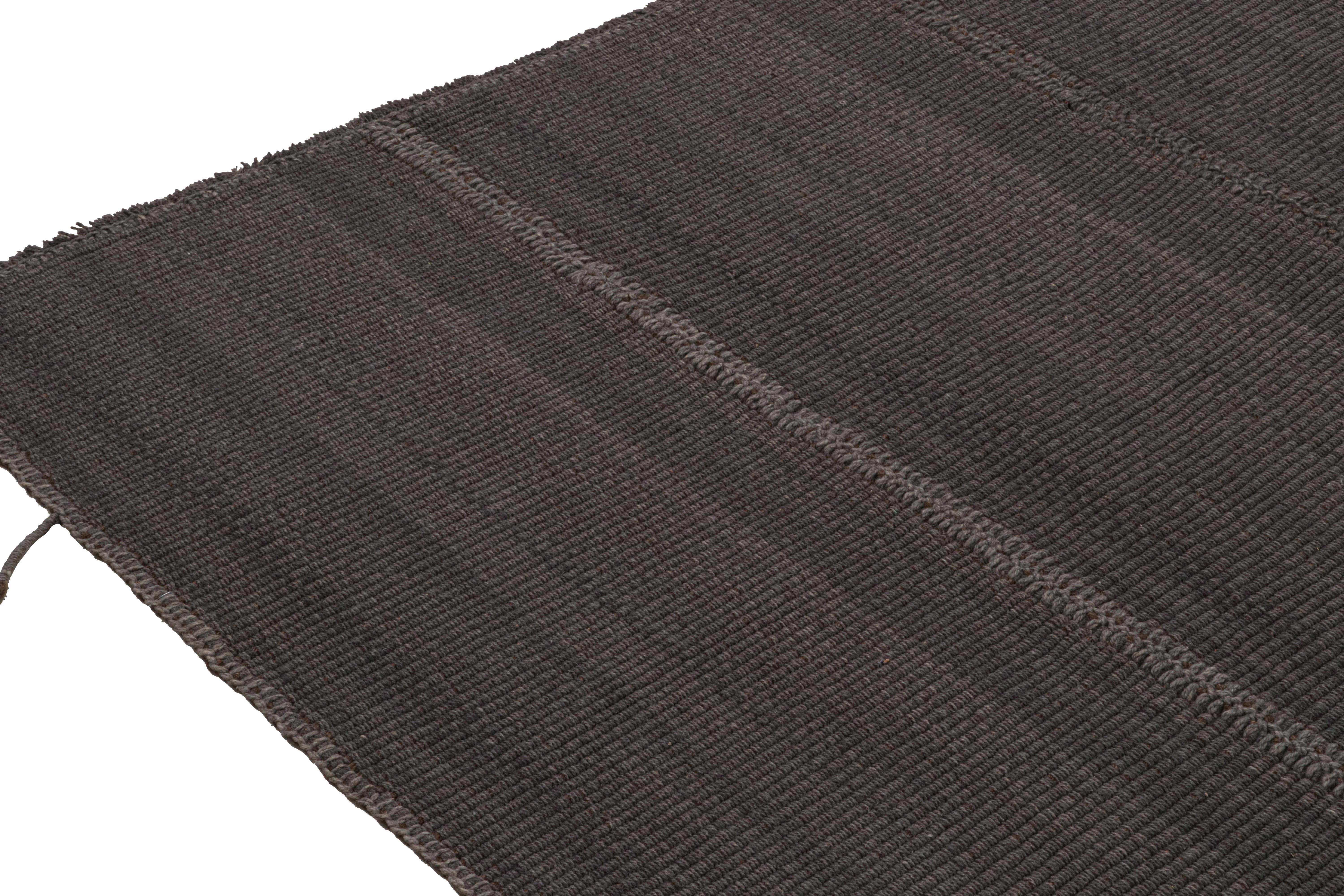 Rug & Kilim's Contemporary Kilim Teppich in Schiefergrau mit braunen Akzenten (Handgeknüpft) im Angebot