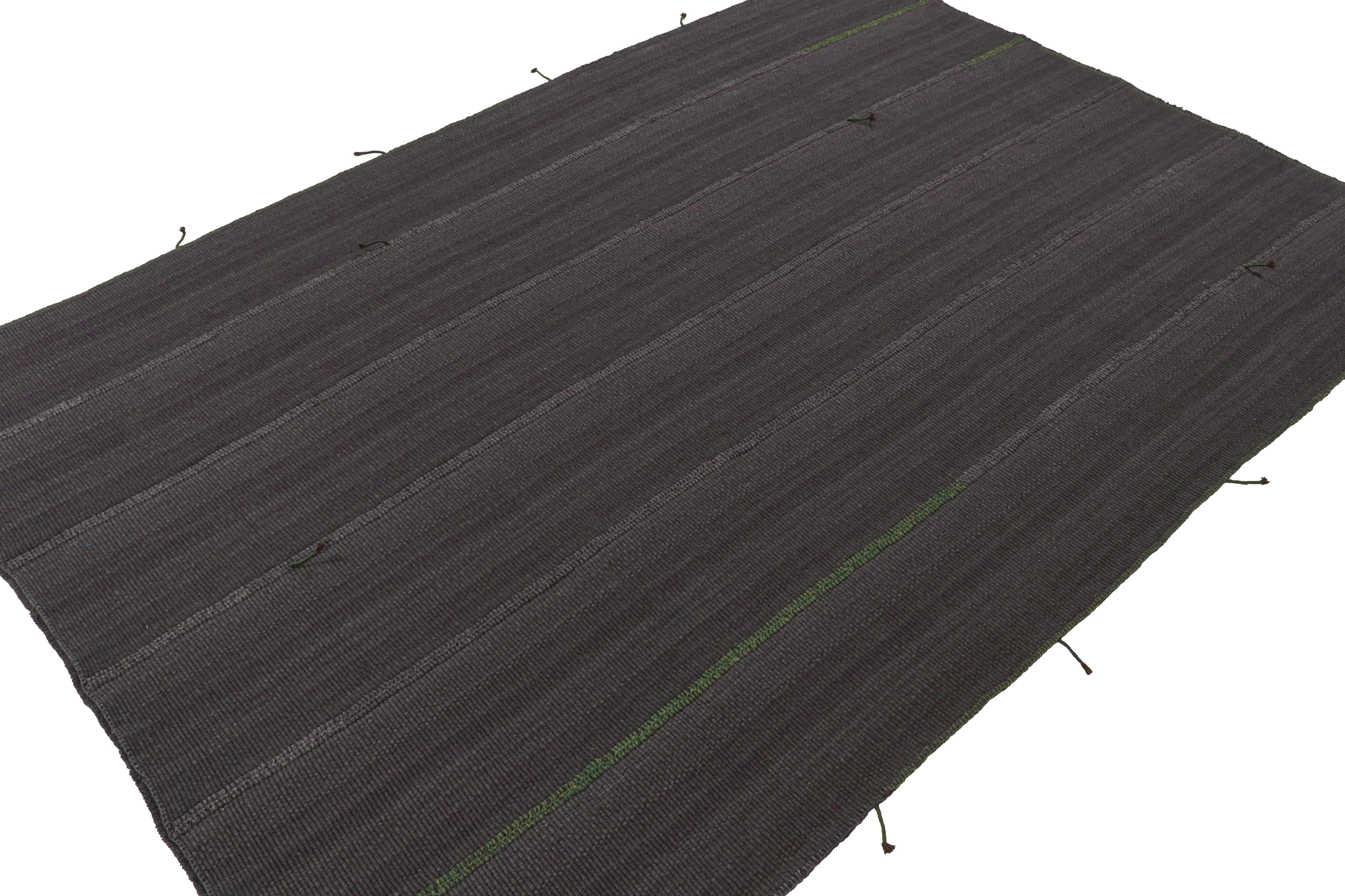 Moderne Rug & Kilim's Tapis Kilim Contemporary en gris ardoise avec des accents violets et Brown en vente