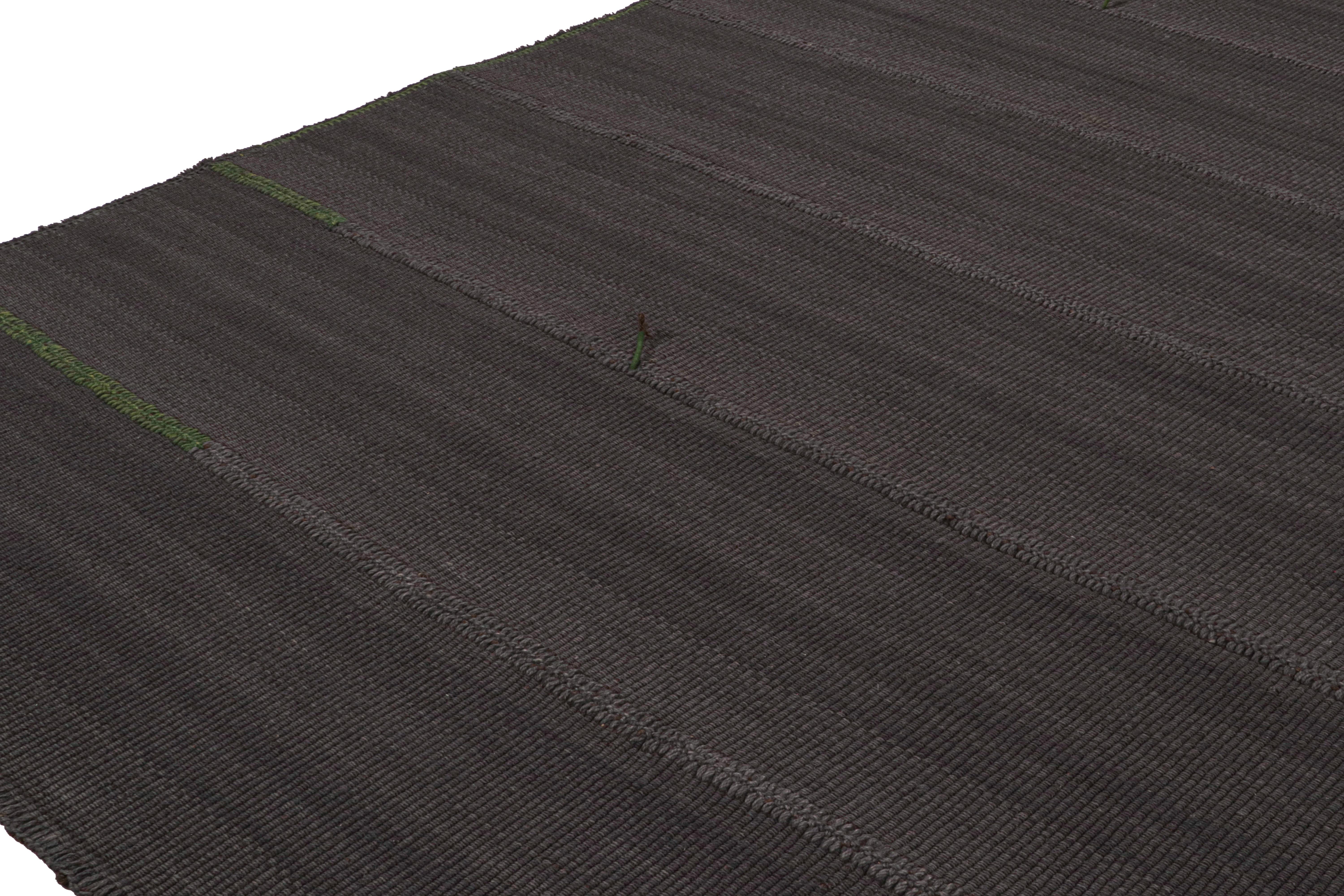 Annodato a mano Rug & Kilim - Tappeto Kilim contemporaneo in grigio ardesia con accenti viola e marroni in vendita