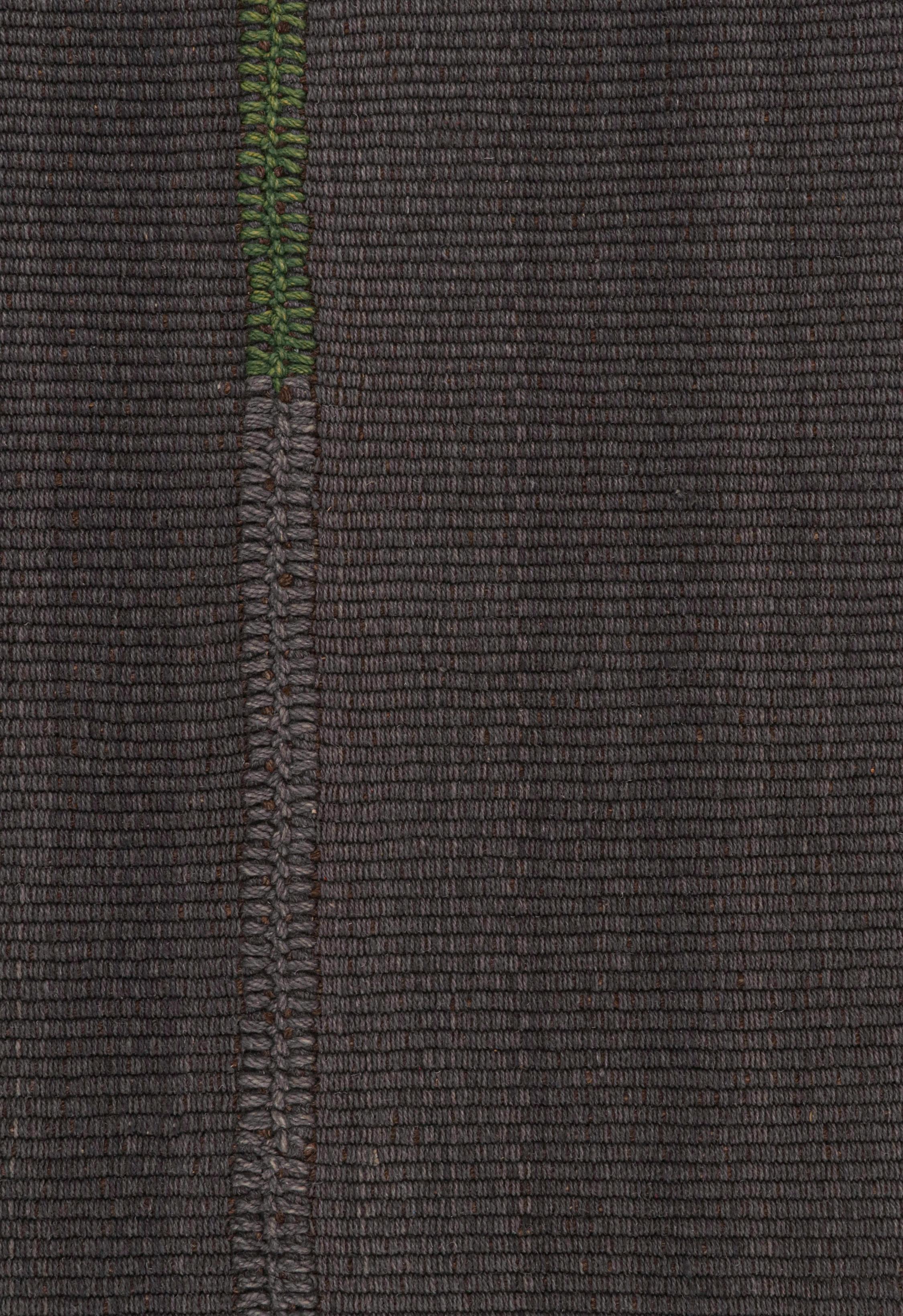 Rug & Kilim's Tapis Kilim Contemporary en gris ardoise avec des accents violets et Brown Neuf - En vente à Long Island City, NY