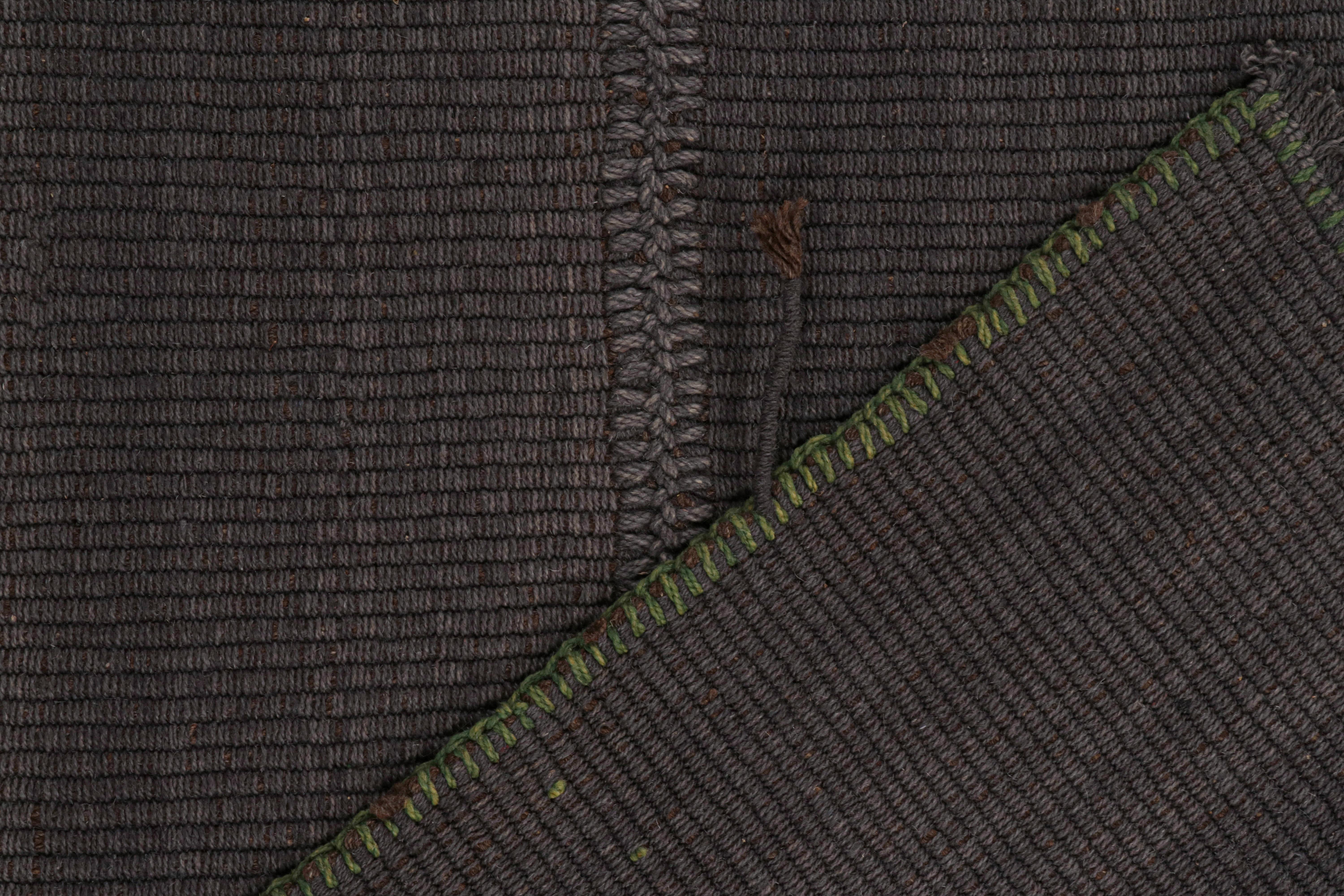 XXI secolo e contemporaneo Rug & Kilim - Tappeto Kilim contemporaneo in grigio ardesia con accenti viola e marroni in vendita