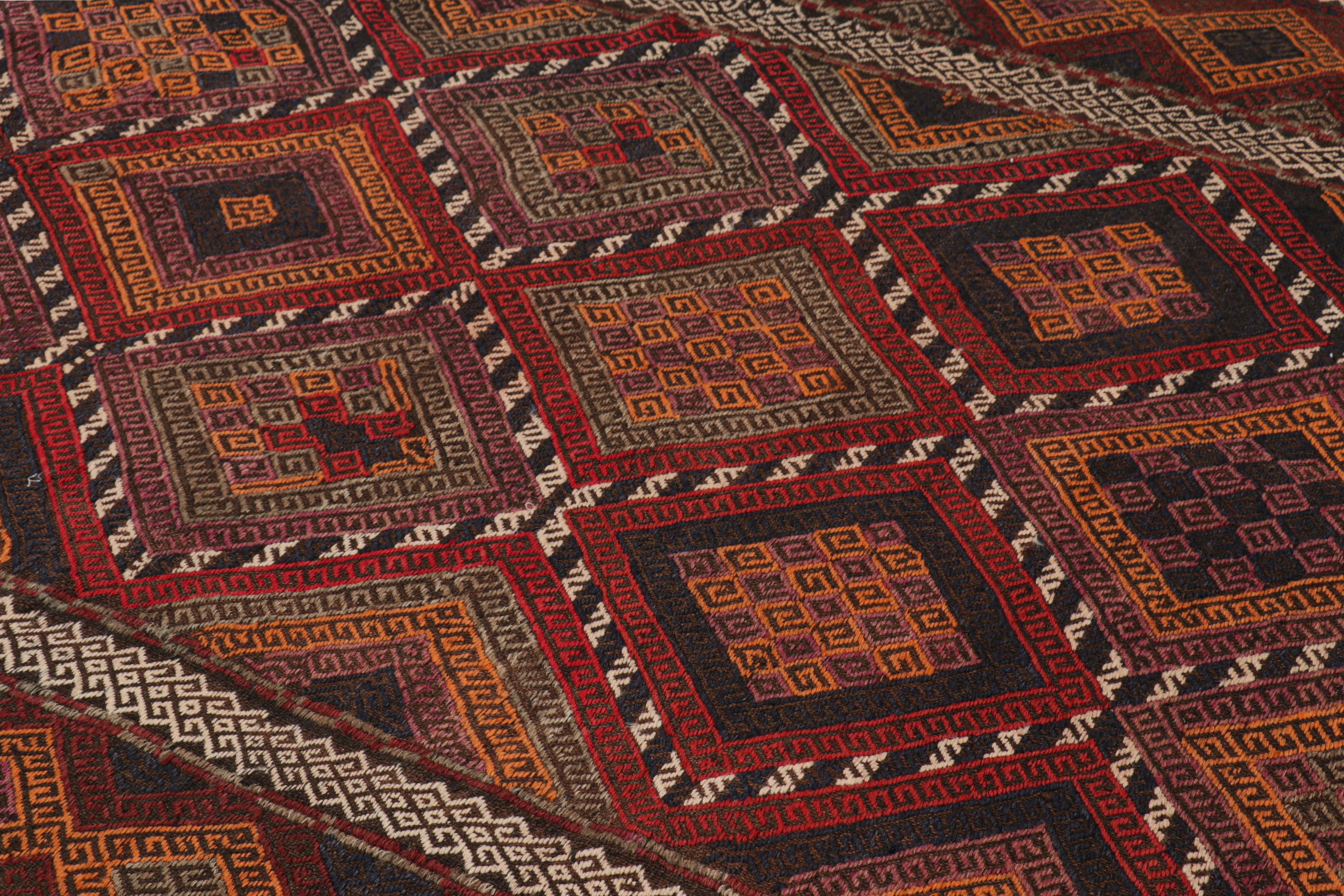 Tissé à la main en laine, ce tapis kilim géométrique moderne 5x8 représente une nouvelle ligne de tapis tribaux dans la Collection Modern Classics de Rug & Kilim. Chaque pièce représente le travail de femmes tisseuses en Afghanistan, préservant