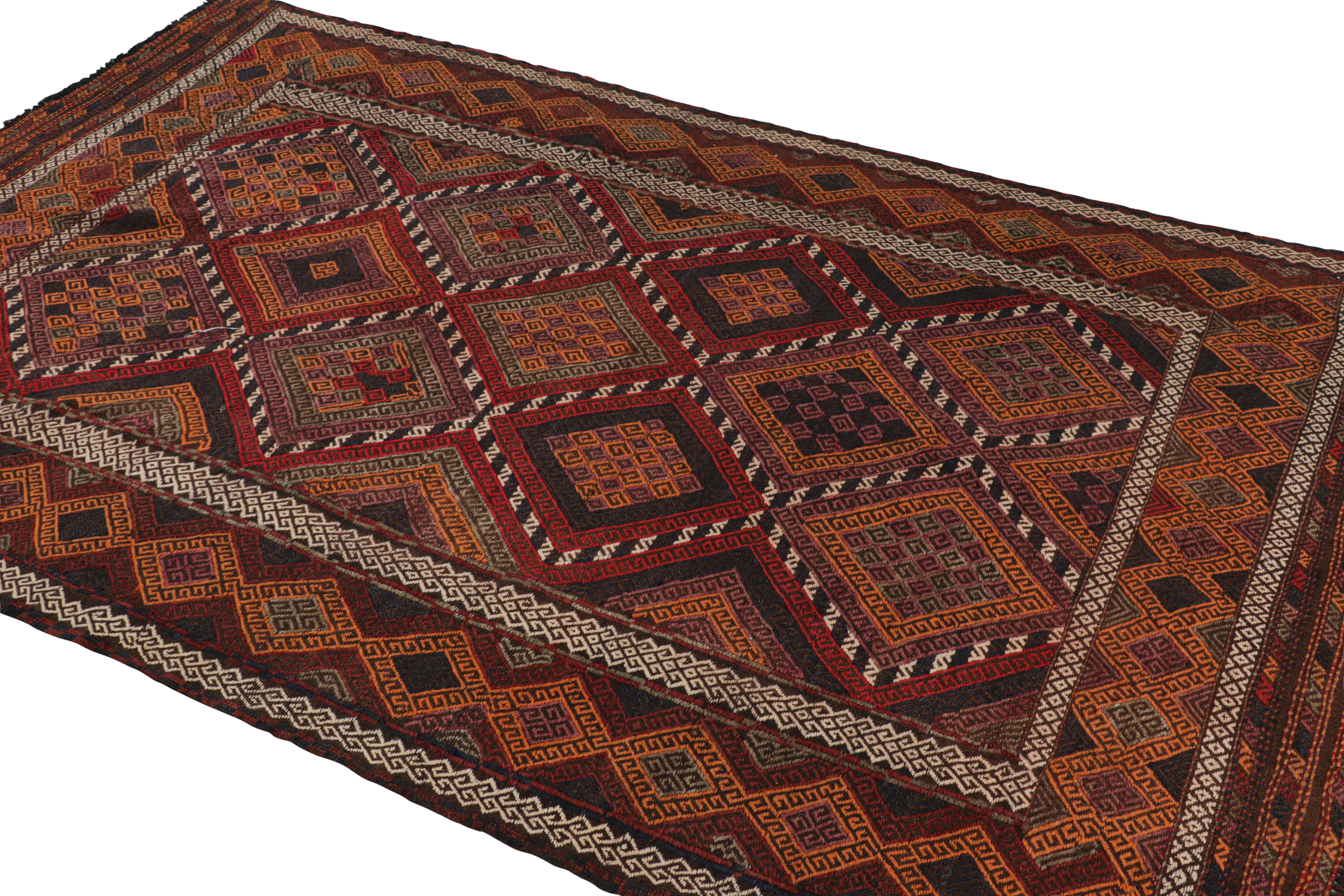 Afghan Rug & Kilim's Contemporary Kilim Rug with Polychromatic Geometric Pattern (Tapis Kilim contemporain à motif géométrique polychrome) en vente