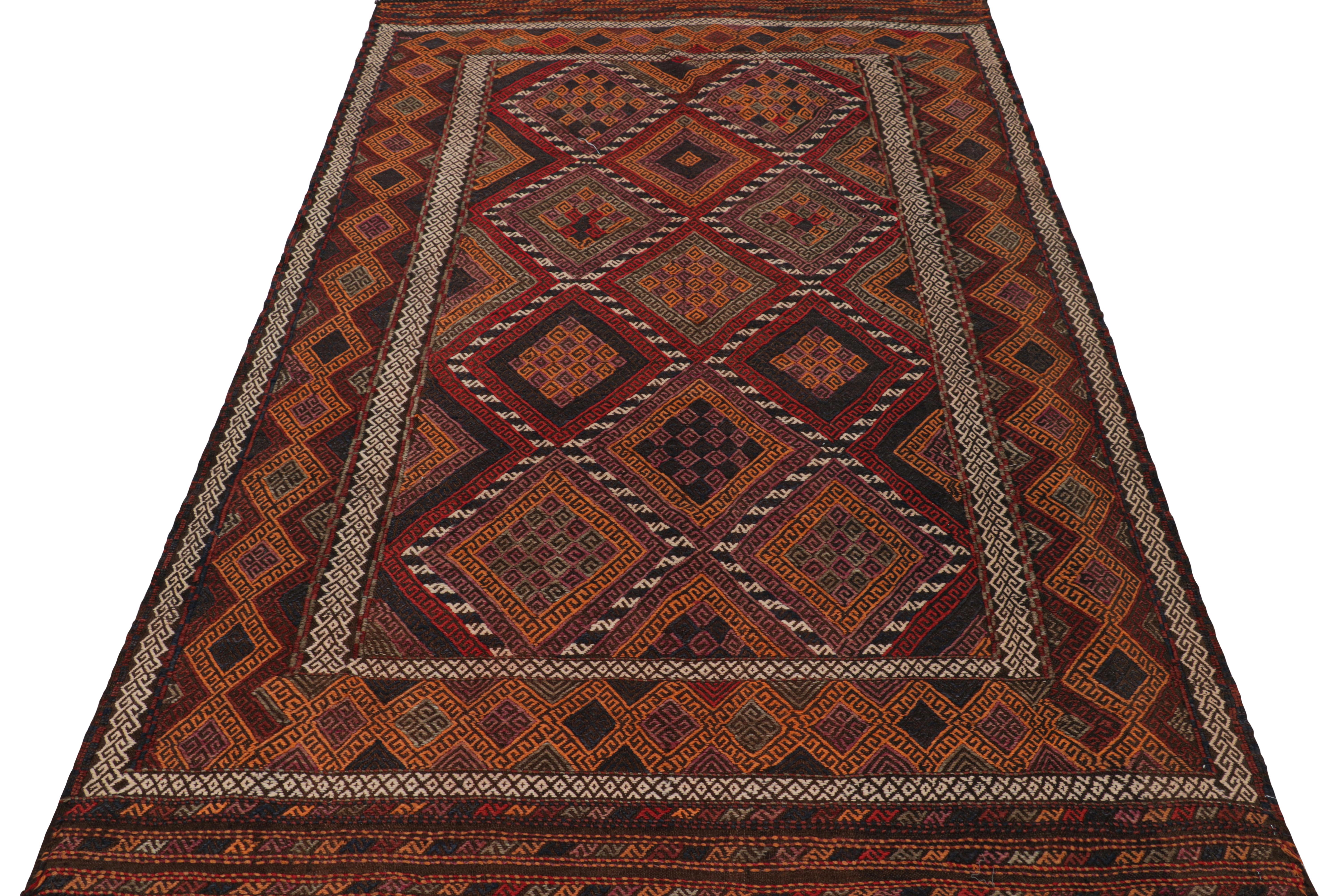 Tissé à la main Rug & Kilim's Contemporary Kilim Rug with Polychromatic Geometric Pattern (Tapis Kilim contemporain à motif géométrique polychrome) en vente