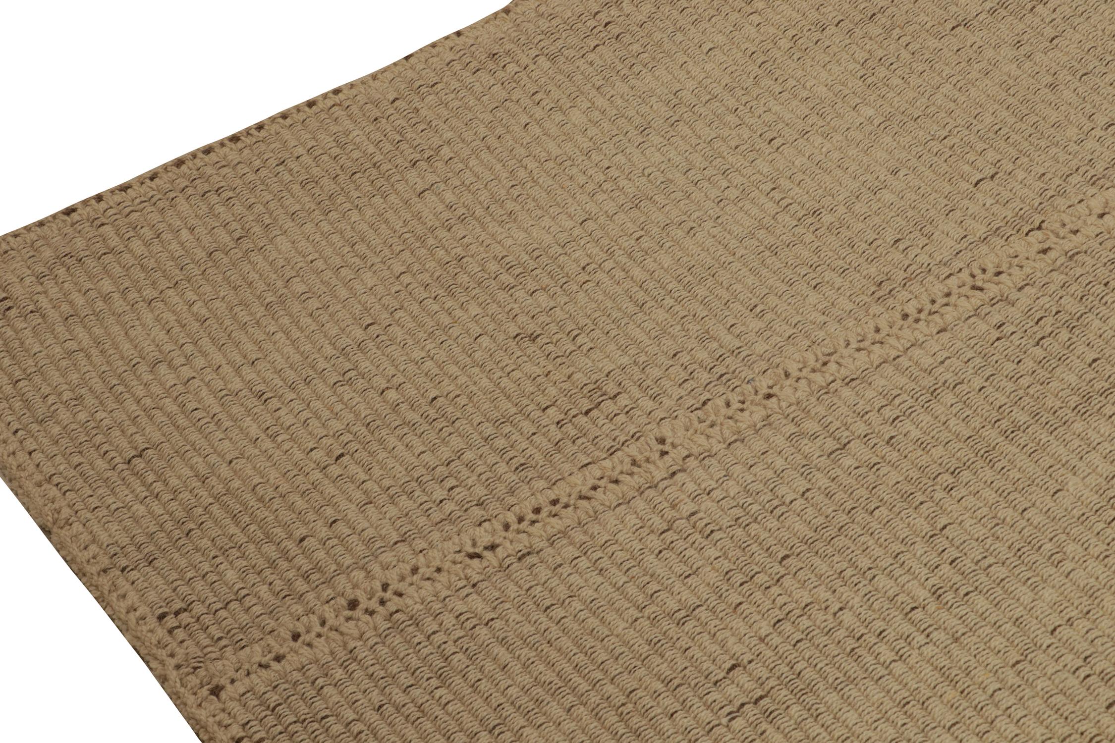 Rug & Kilim's Contemporary Kilim Runner in Beige-Braun mit gedämpften Streifen (Handgeknüpft) im Angebot