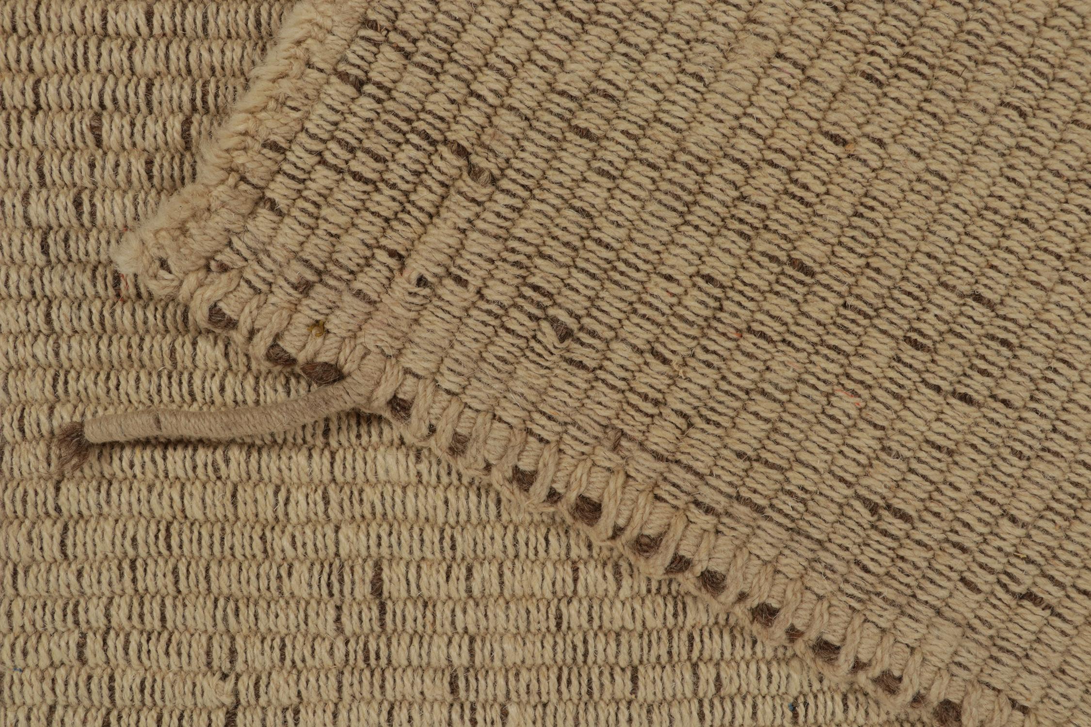 Rug & Kilim's Contemporary Kilim Runner in Beige-Braun mit gedämpften Streifen (21. Jahrhundert und zeitgenössisch) im Angebot