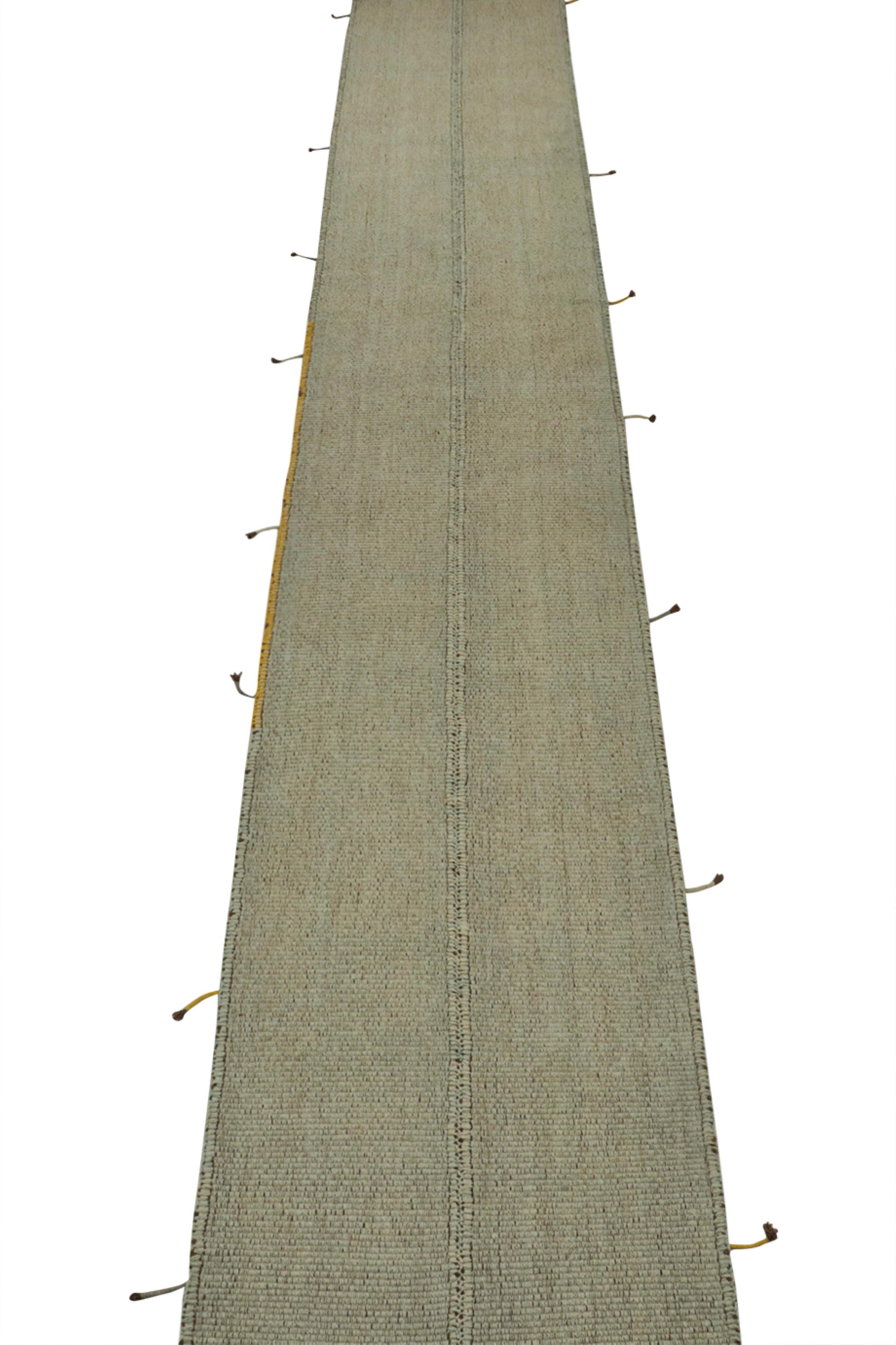 Annodato a mano Rug & Kilim: Runner Kilim contemporaneo in blu con accenti beige e marroni in vendita