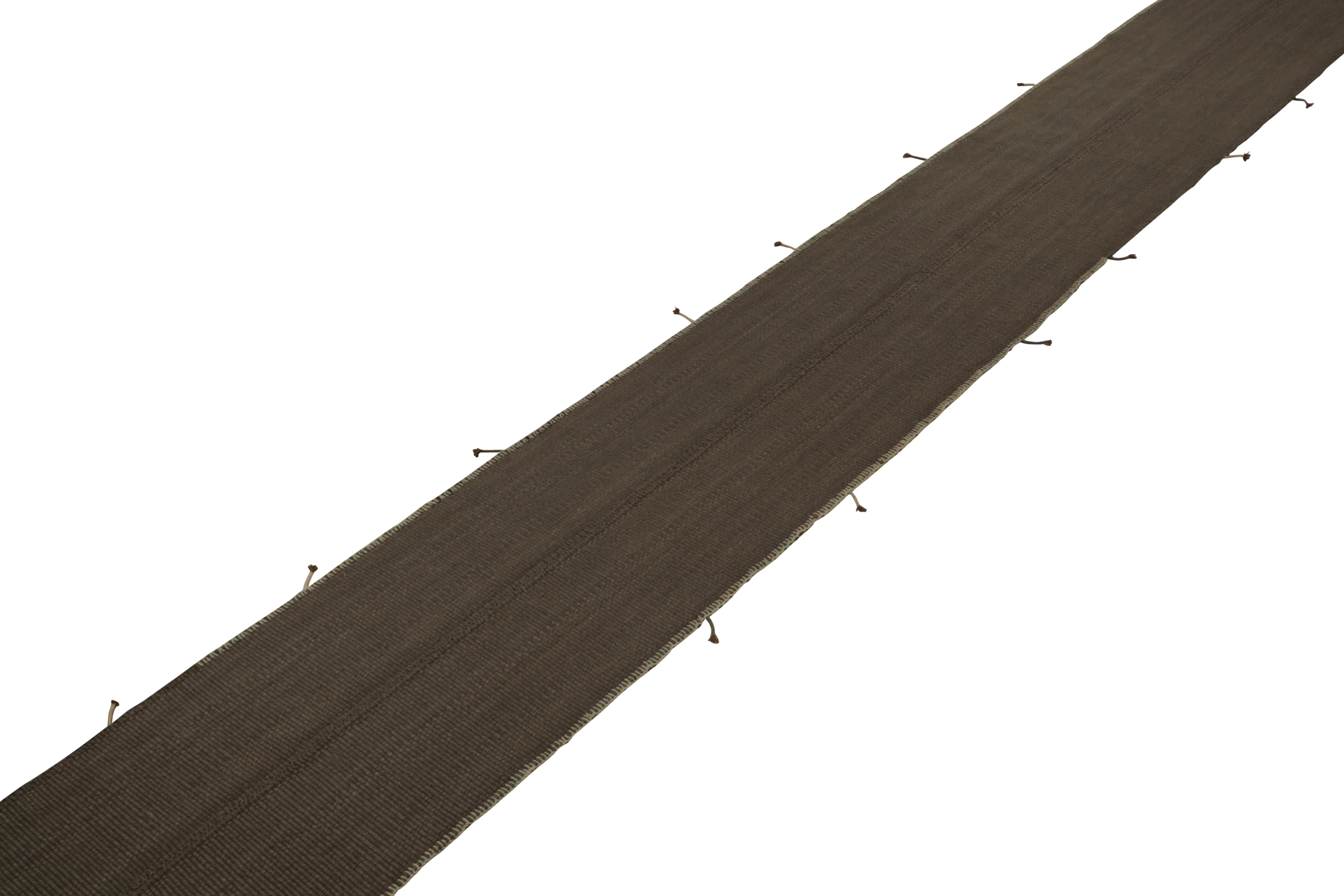 Handgewebter Woll-Läufer in Übergröße (3x27) aus einer innovativen neuen, modernen Flachgewebe-Kollektion von Rug & Kilim.
Über das Design:
