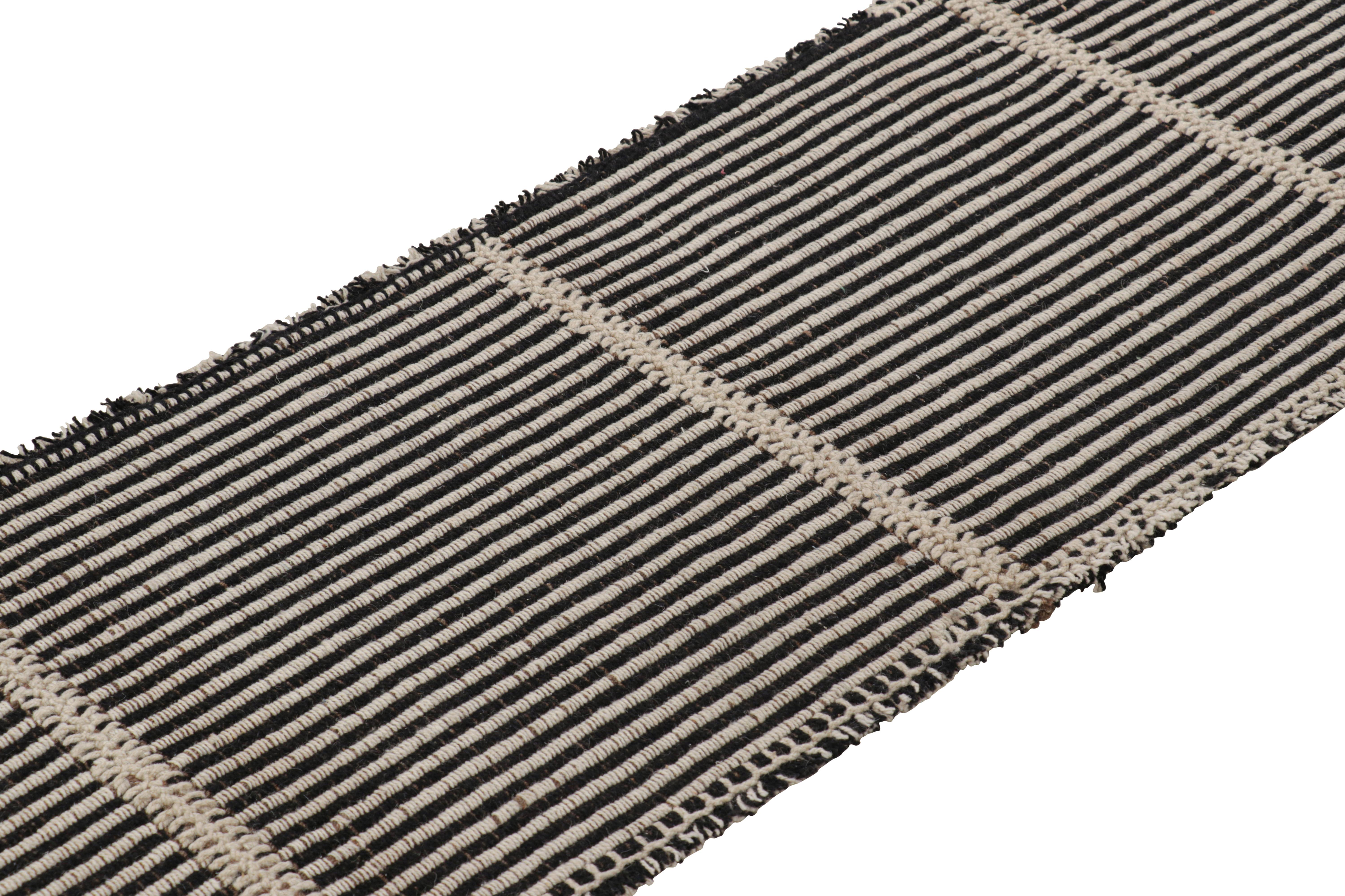 Un diseño Kilim de 2x10 de nuestras selecciones de tejidos planos modernos más duraderos, tejido a mano en lana y originario de Turquía, presenta detalles en negro, blanco y marrón intenso en la urdimbre y la trama.

Sobre el diseño: 

Apodado con