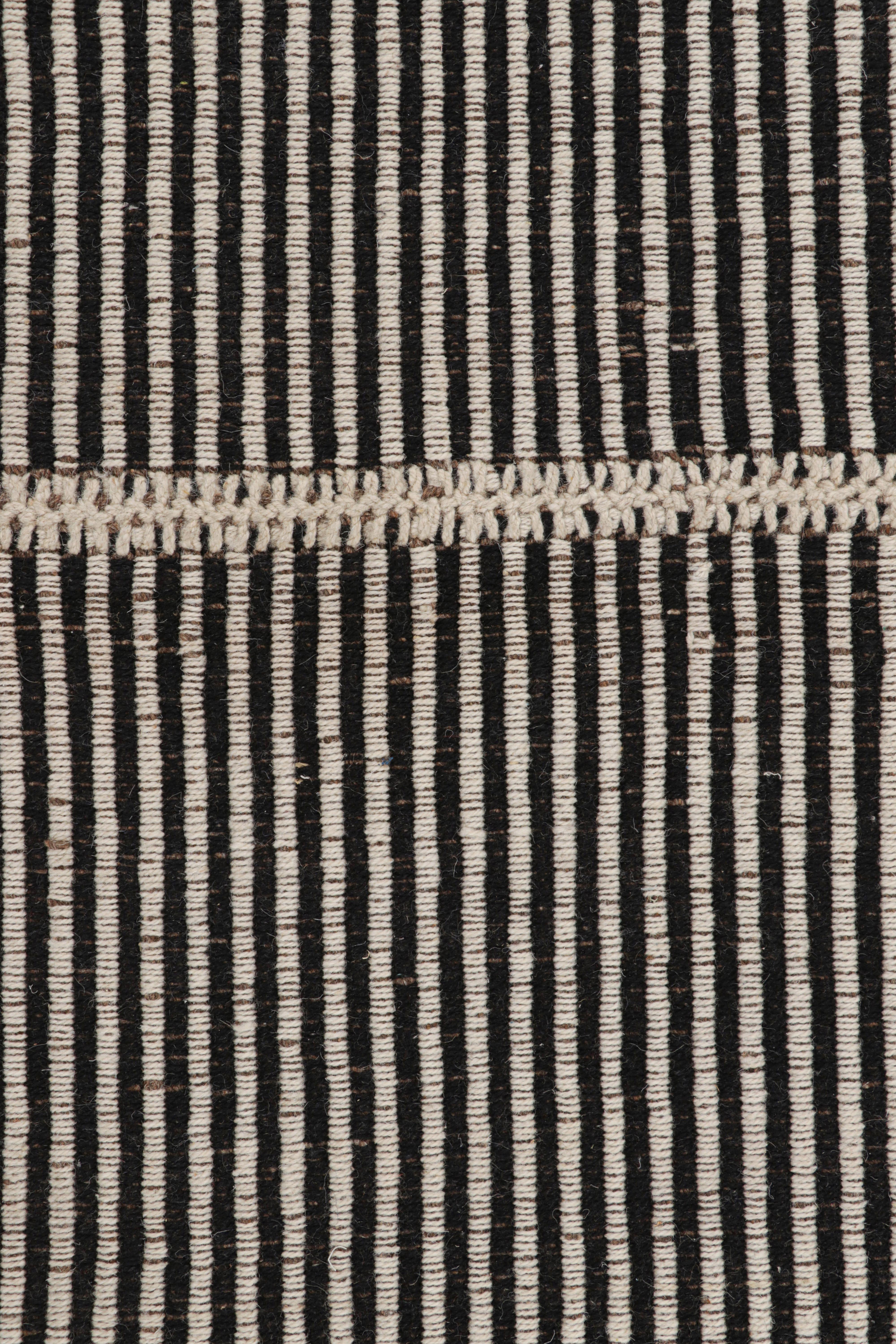 Alfombra contemporánea Rug & Kilim de rayas texturadas blancas y negras Moderno en venta