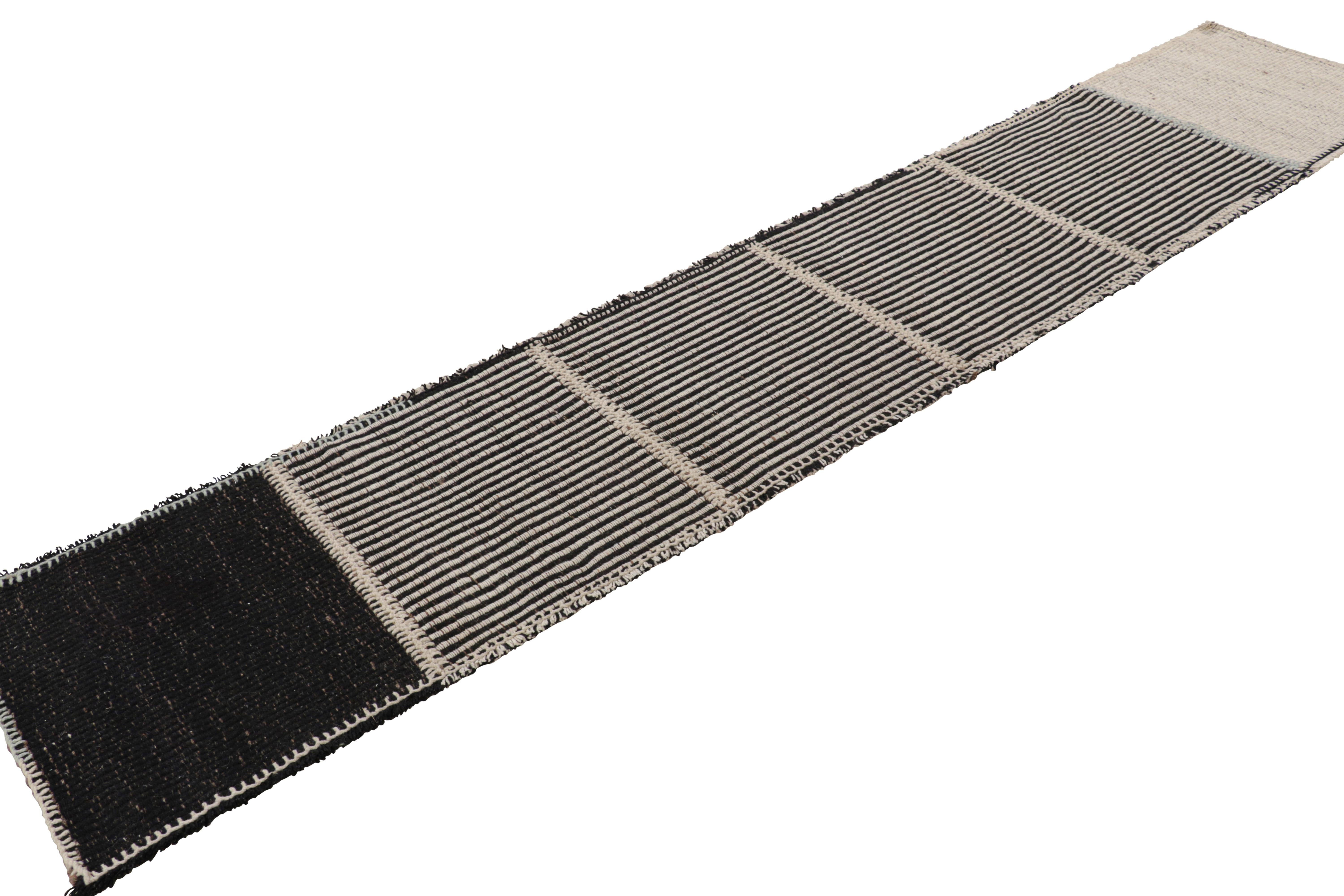 Alfombra contemporánea Rug & Kilim de rayas texturadas blancas y negras Turco en venta