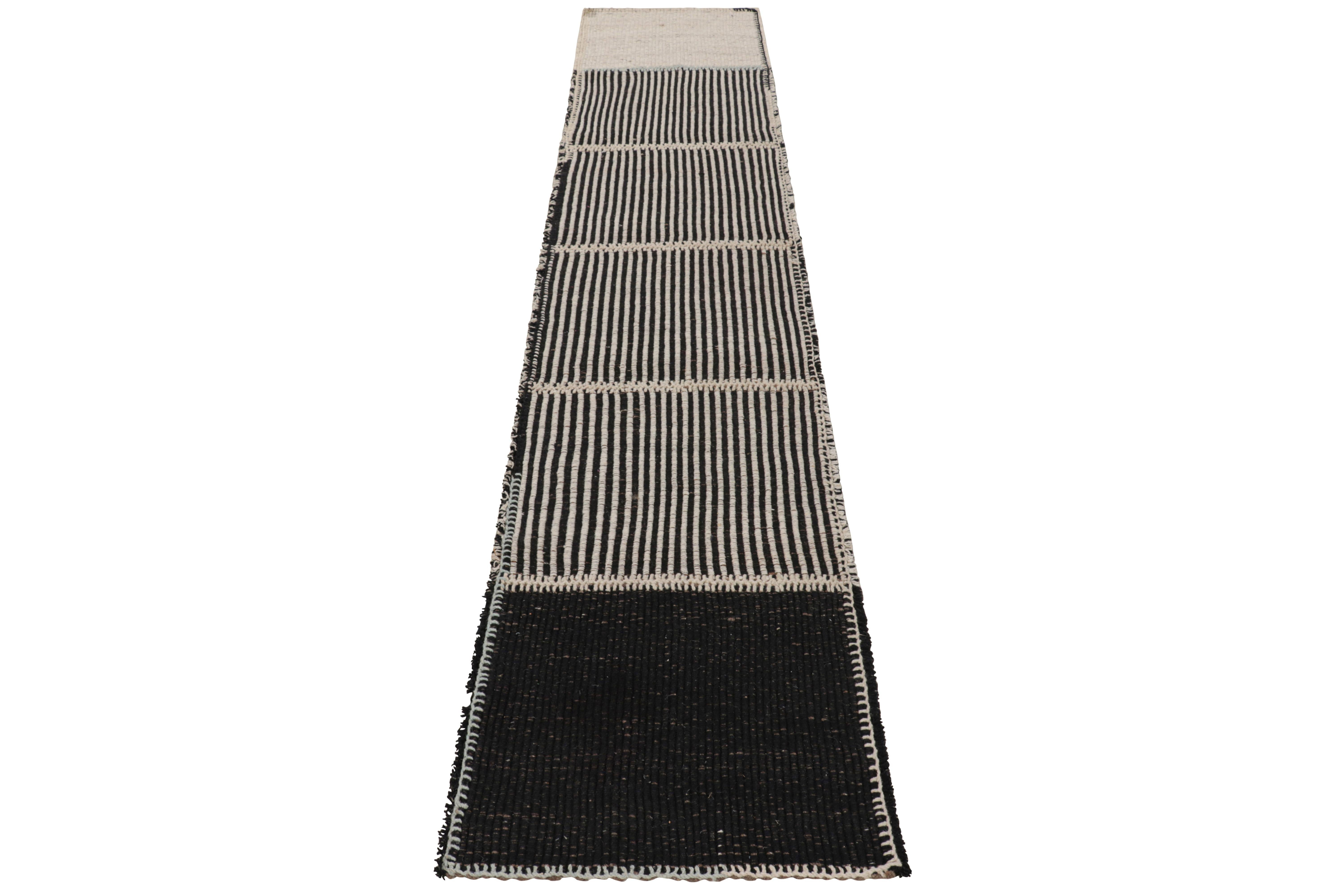 Alfombra contemporánea Rug & Kilim de rayas texturadas blancas y negras Tejido a mano en venta