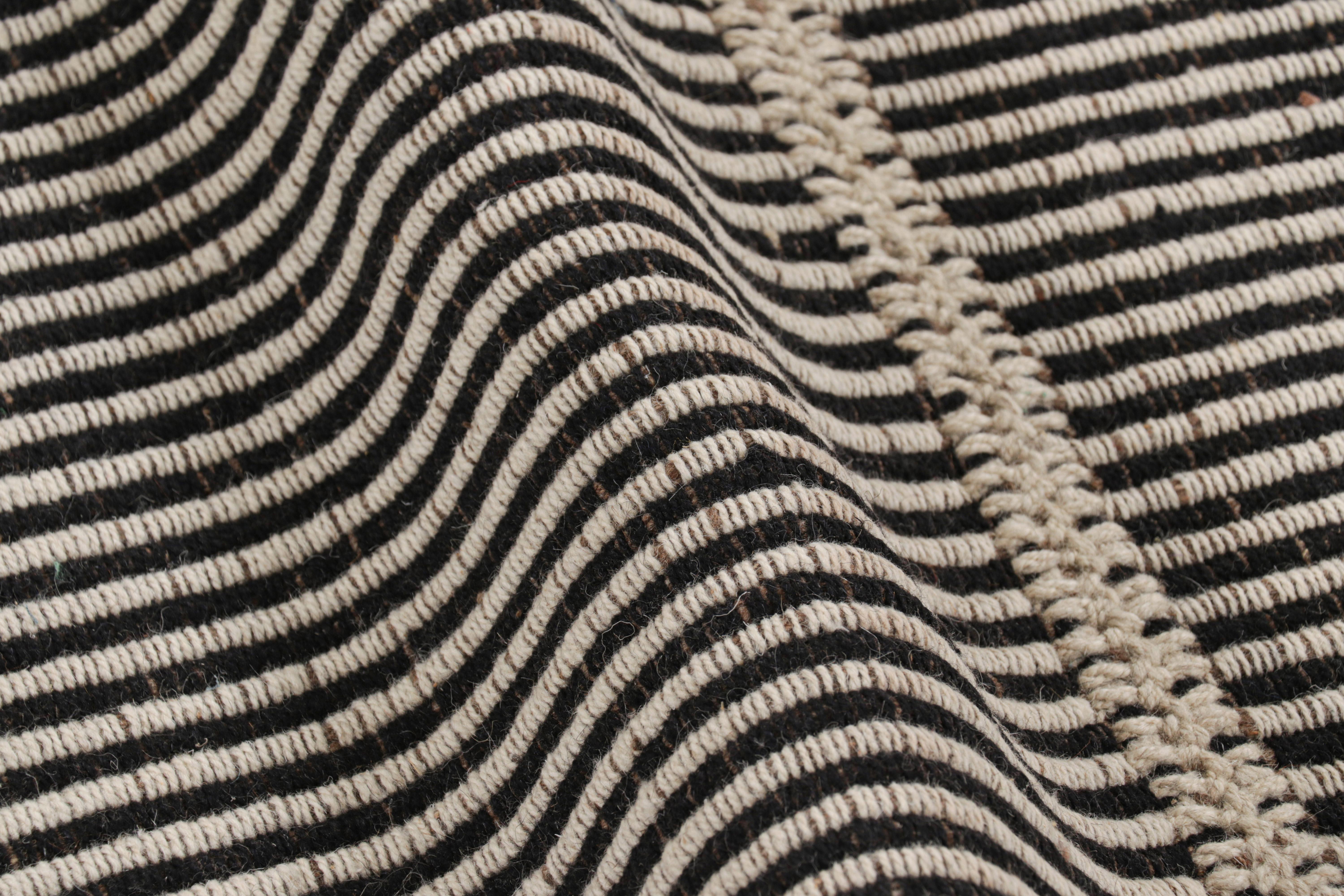 Alfombra contemporánea Rug & Kilim de rayas texturadas blancas y negras en Nuevo estado para la venta en Long Island City, NY