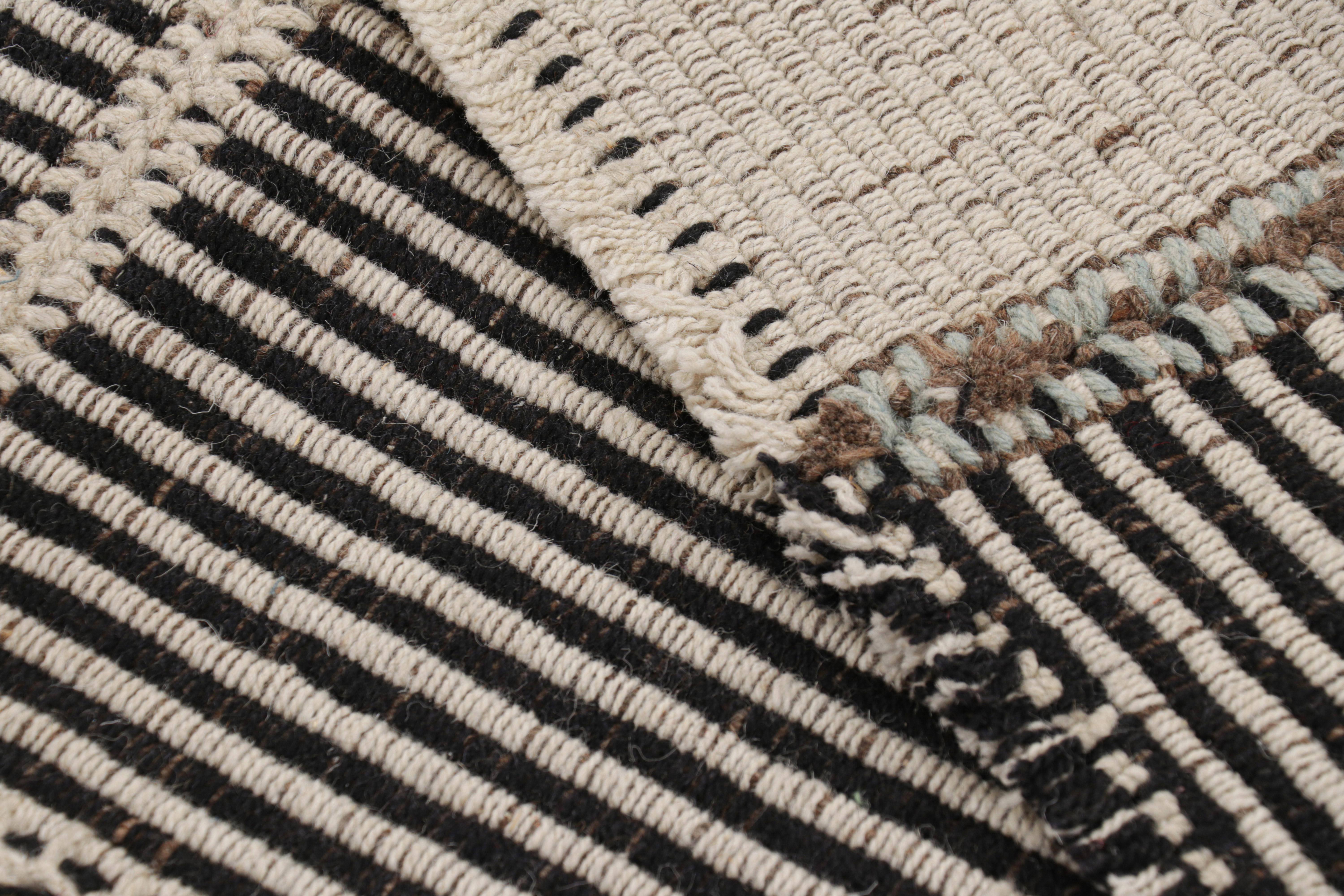 Alfombra contemporánea Rug & Kilim de rayas texturadas blancas y negras Siglo XXI y contemporáneo en venta