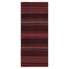 Alfombra contemporánea Rug & Kilim de color burdeos con rayas geométricas