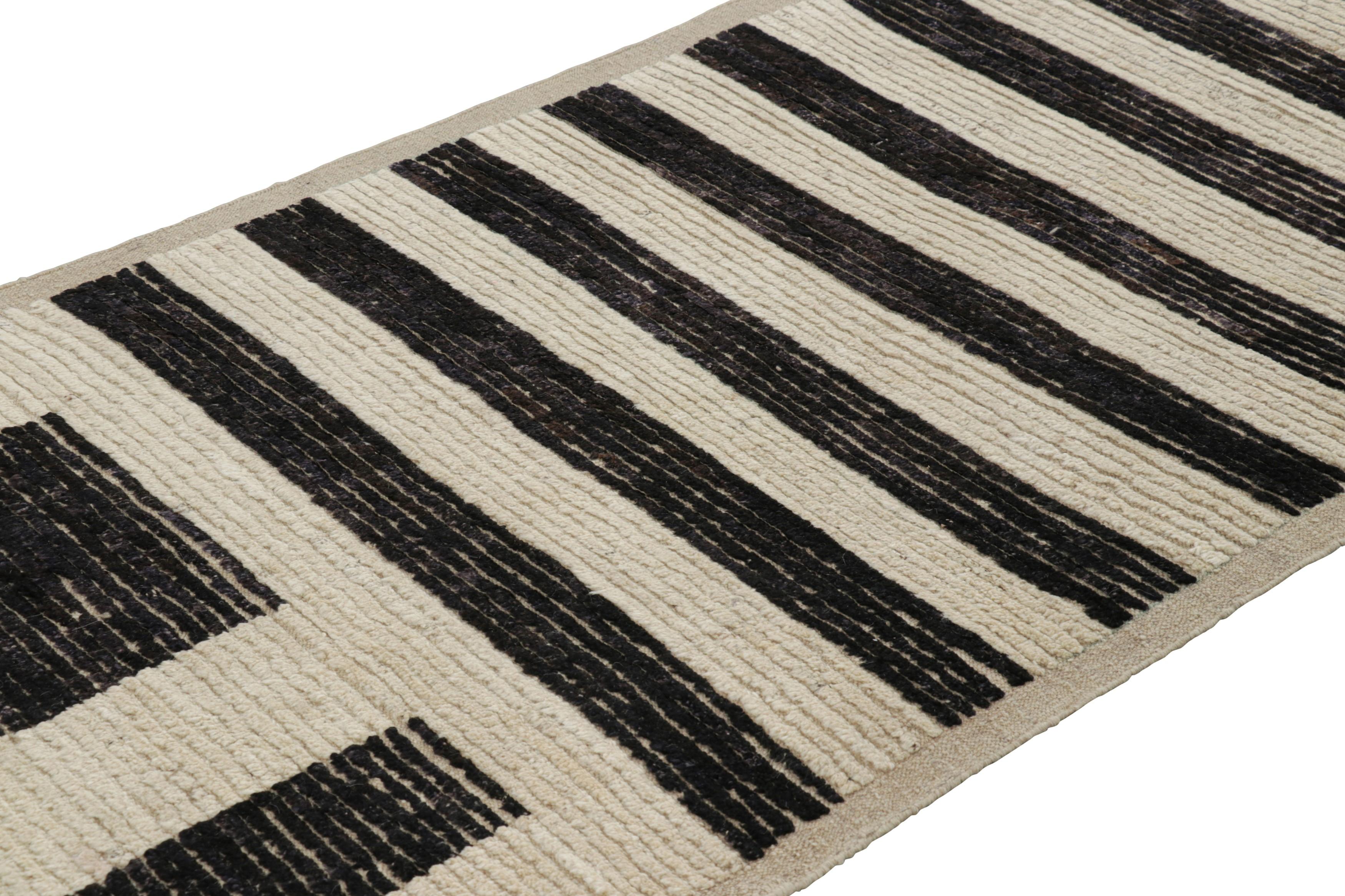 Tejido a mano en lana, este corredor Kilim de 4x11 es una nueva y emocionante incorporación a las colecciones de alfombras Kilim & Flat Weave y Modern de Rug & Kilim. Esta línea en particular presenta alfombras con un juego de pelo y tejido plano a