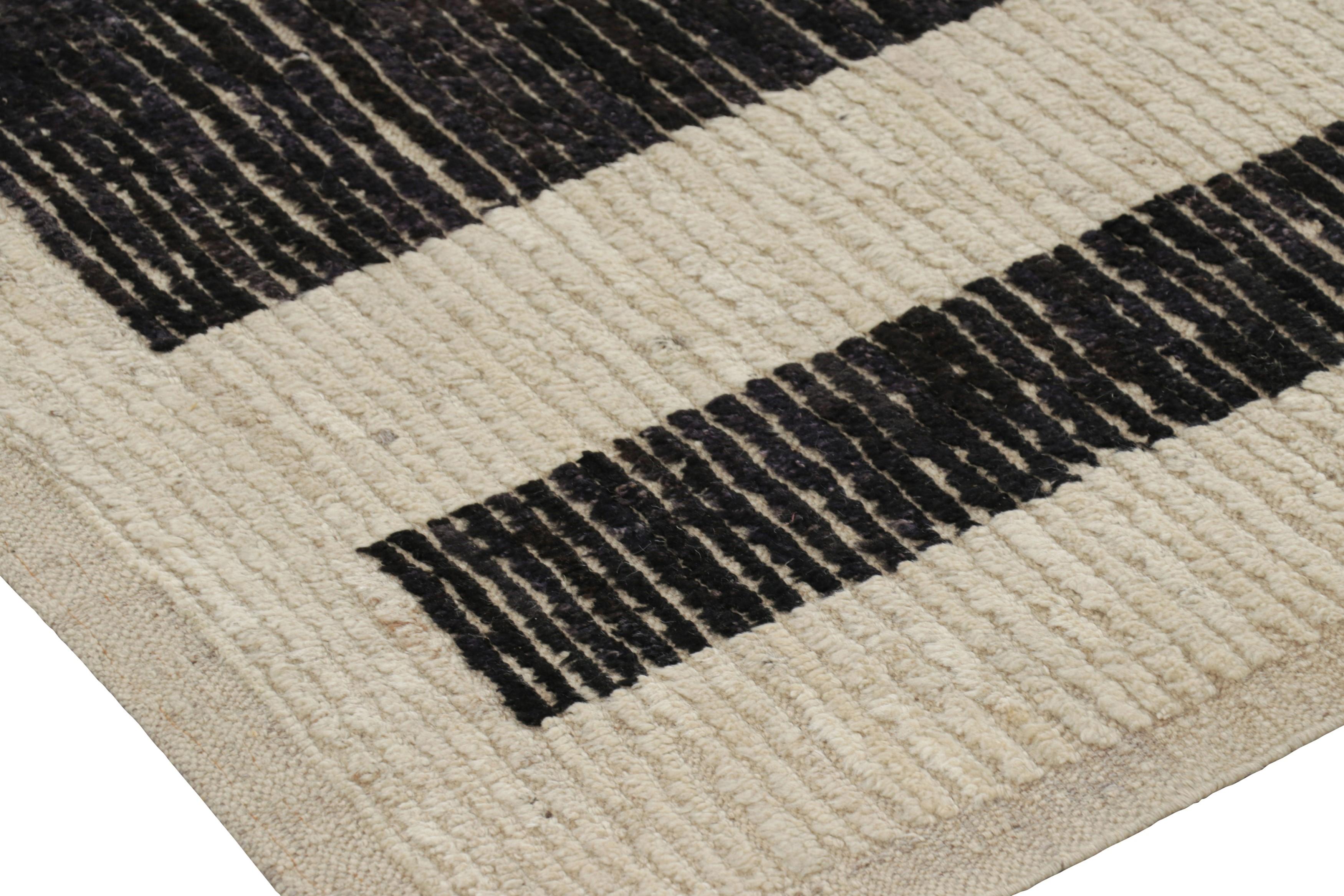 Alfombra contemporánea Rug & Kilim de color blanco con rayas negras Moderno en venta
