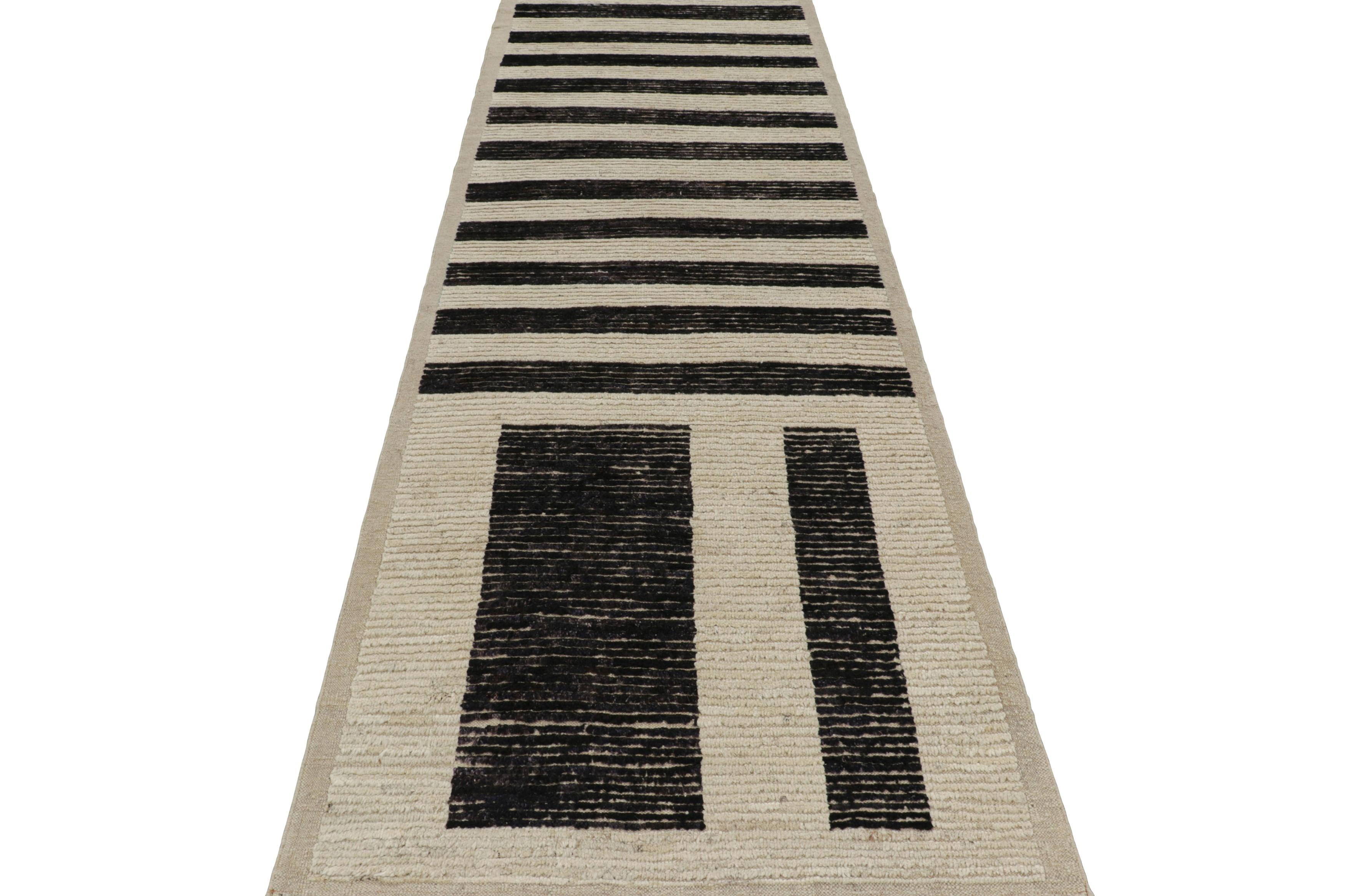 Alfombra contemporánea Rug & Kilim de color blanco con rayas negras Afgano en venta