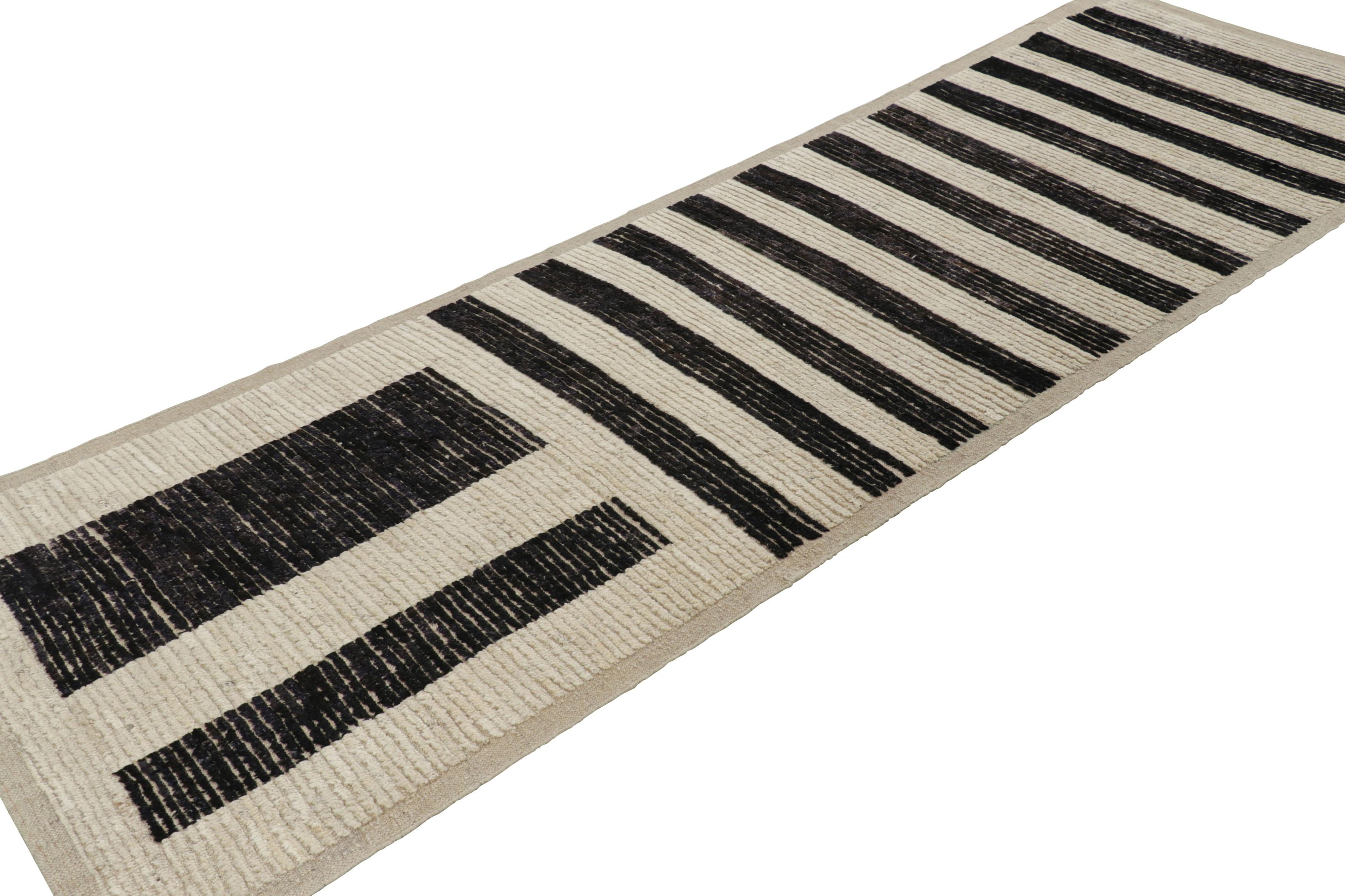 Alfombra contemporánea Rug & Kilim de color blanco con rayas negras Tejido a mano en venta
