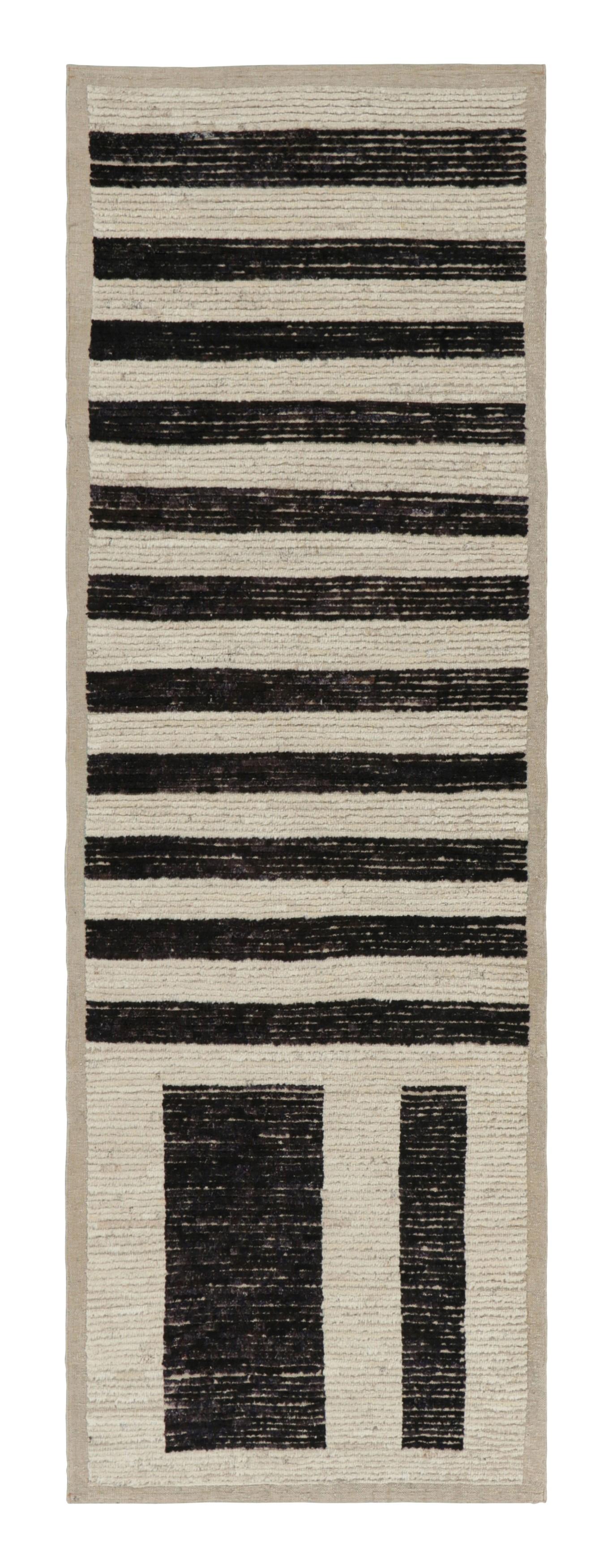 Alfombra contemporánea Rug & Kilim de color blanco con rayas negras en Nuevo estado para la venta en Long Island City, NY