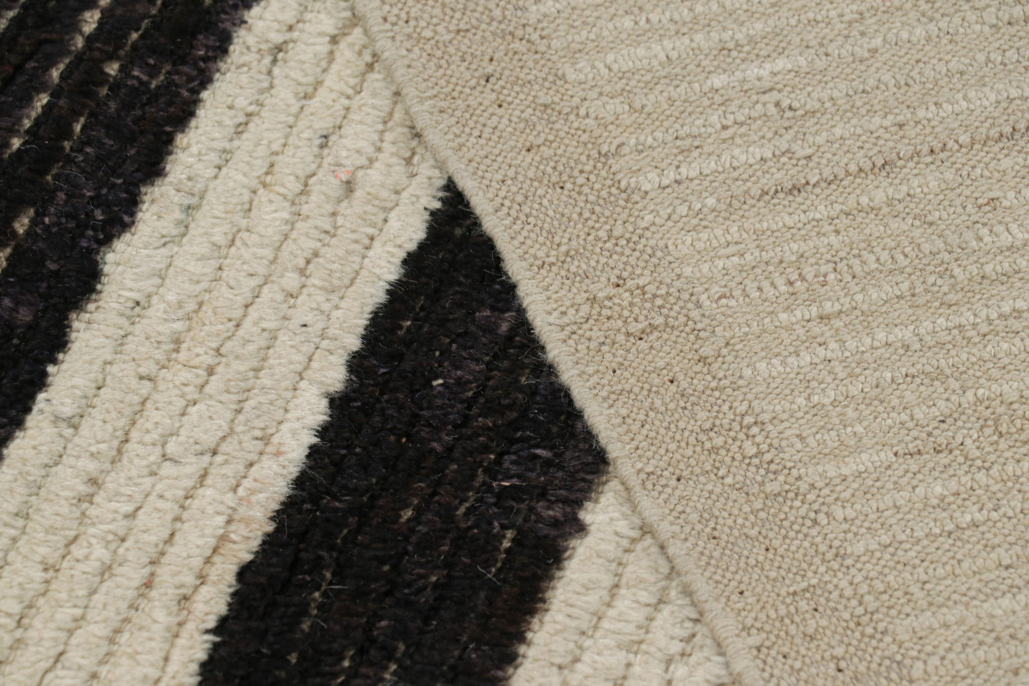 Alfombra contemporánea Rug & Kilim de color blanco con rayas negras Siglo XXI y contemporáneo en venta