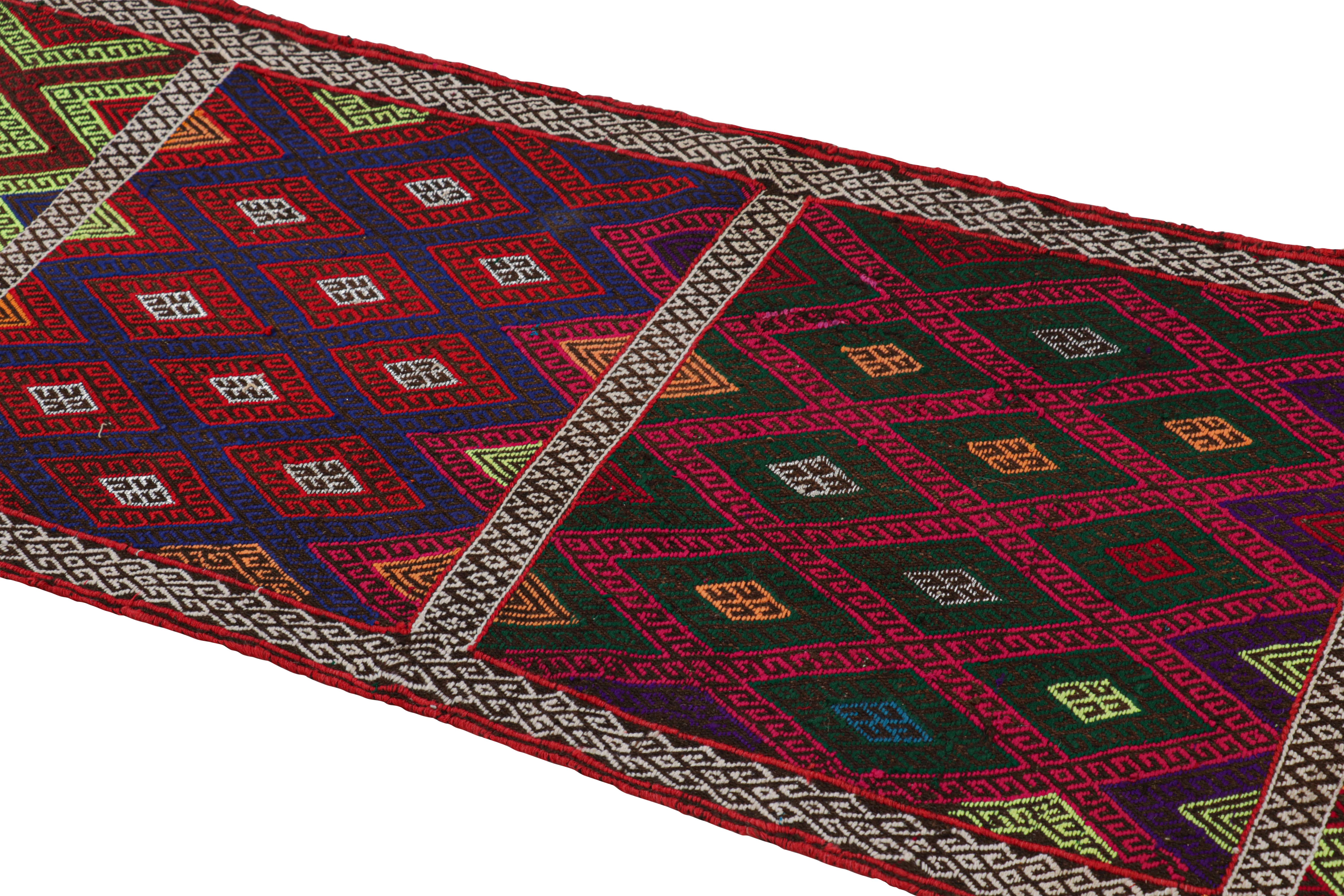 Tessuto a mano in lana, questo tappeto runner kilim moderno 2x8 rappresenta una nuova linea di tappeti tribali della Modern Classics Collection di Rug & Kilim. Ogni pezzo rappresenta il lavoro delle donne tessitrici dell'Afghanistan, che conservano
