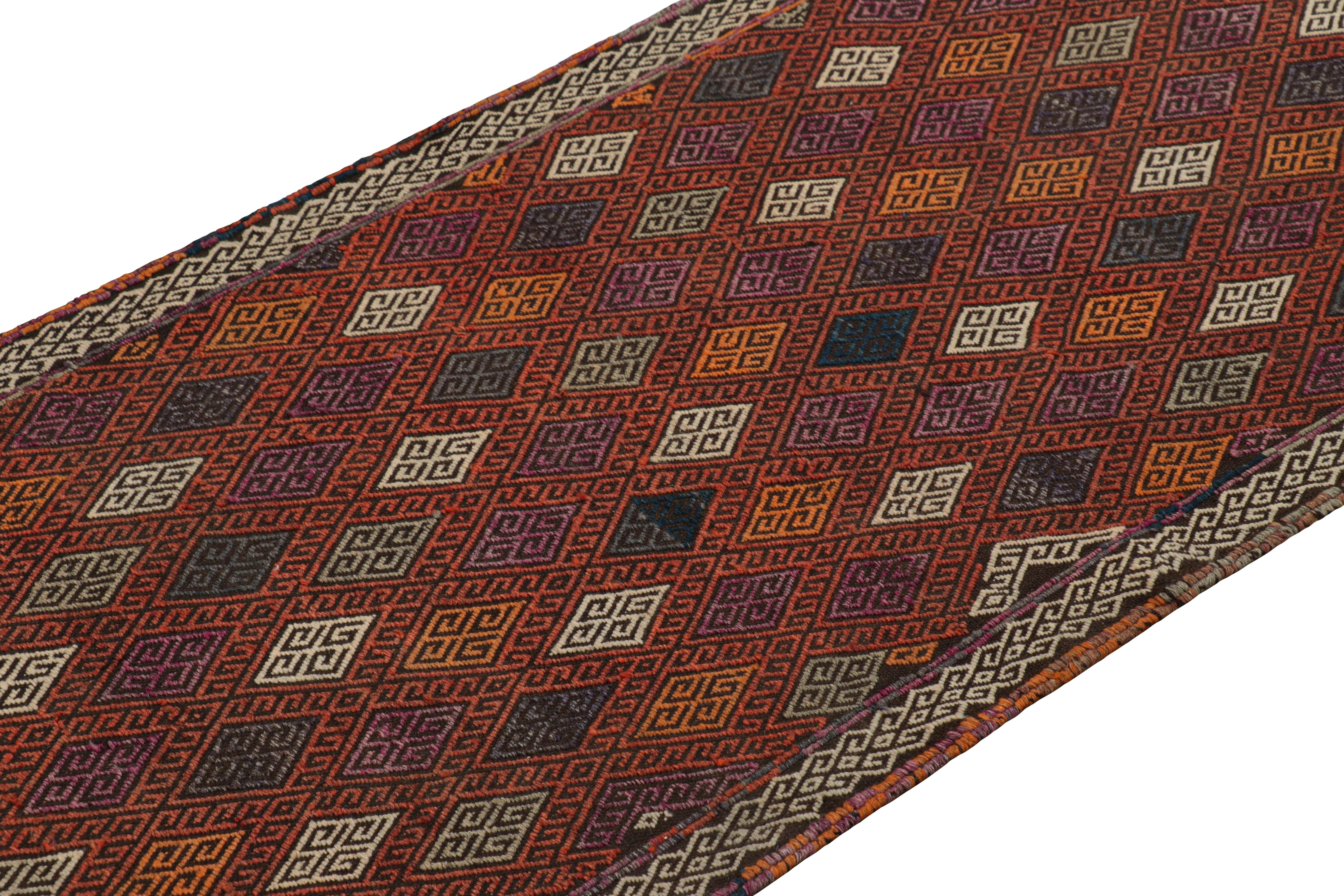 Tessuto a mano in lana, questo tappeto runner kilim geometrico moderno 3x9 rappresenta una nuova linea di tappeti tribali della Modern Classics Collection di Rug & Kilim. Ogni pezzo rappresenta il lavoro delle donne tessitrici dell'Afghanistan, che