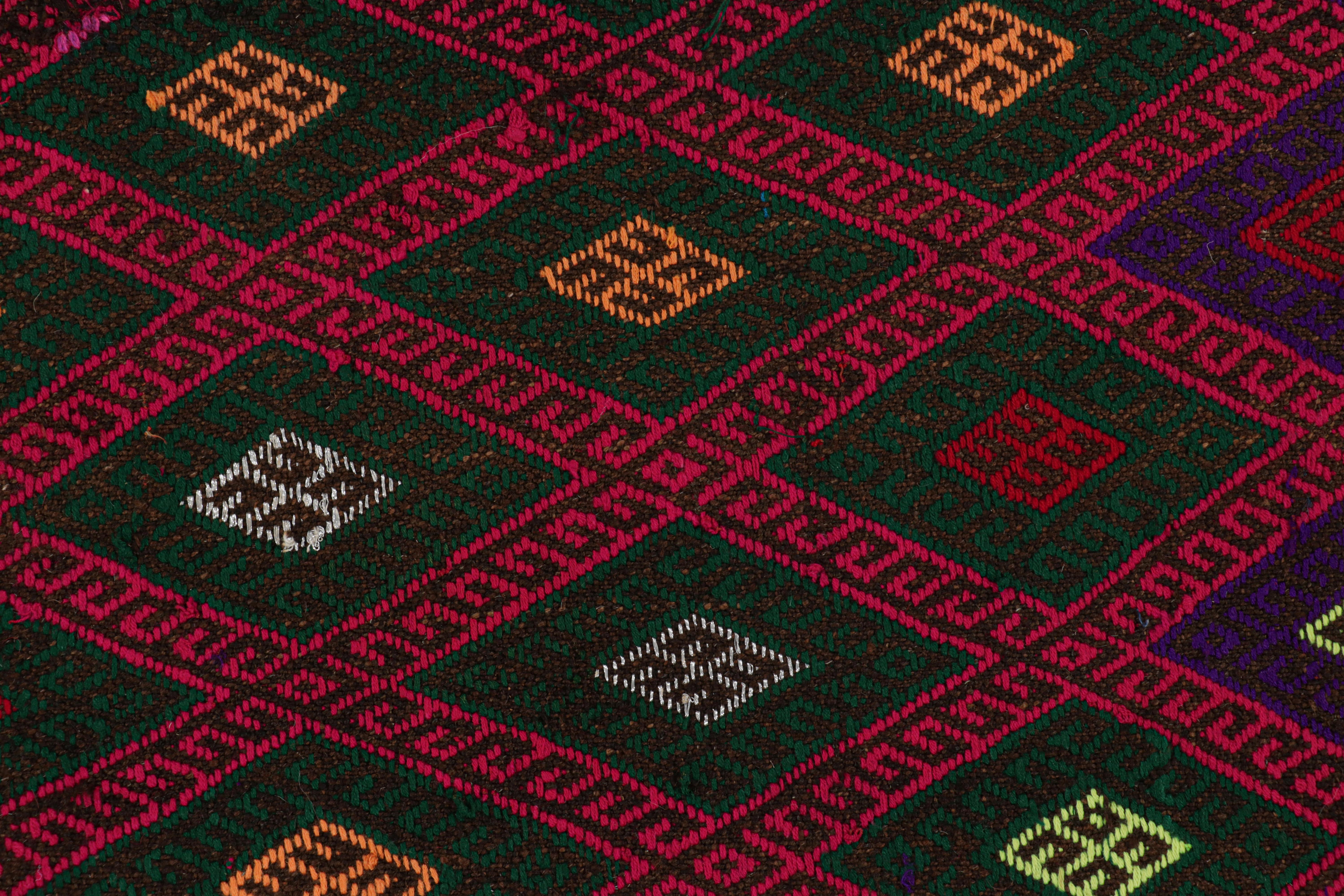 Tribale Rug & Kilim - Tappeto Runner Kilim contemporaneo con motivo geometrico policromatico in vendita